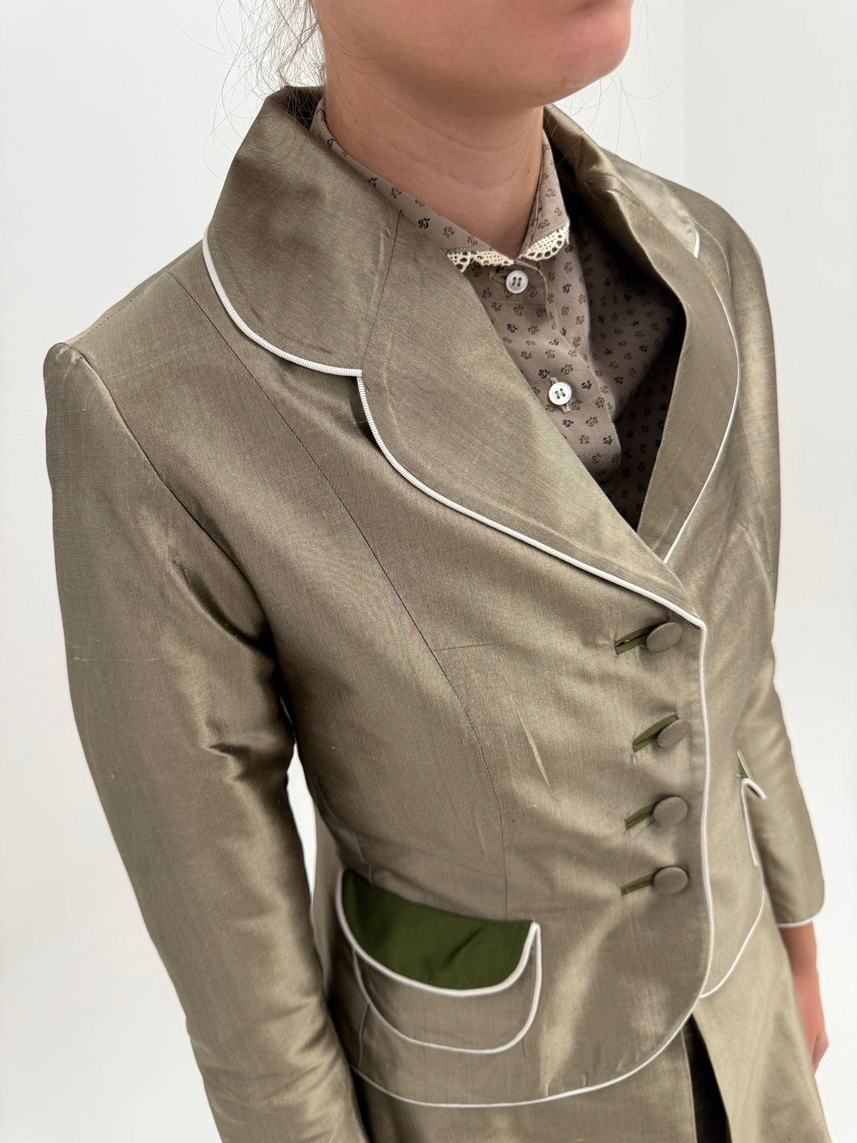 Costum din țesătură groasă de mătase naturală perlata Sage green