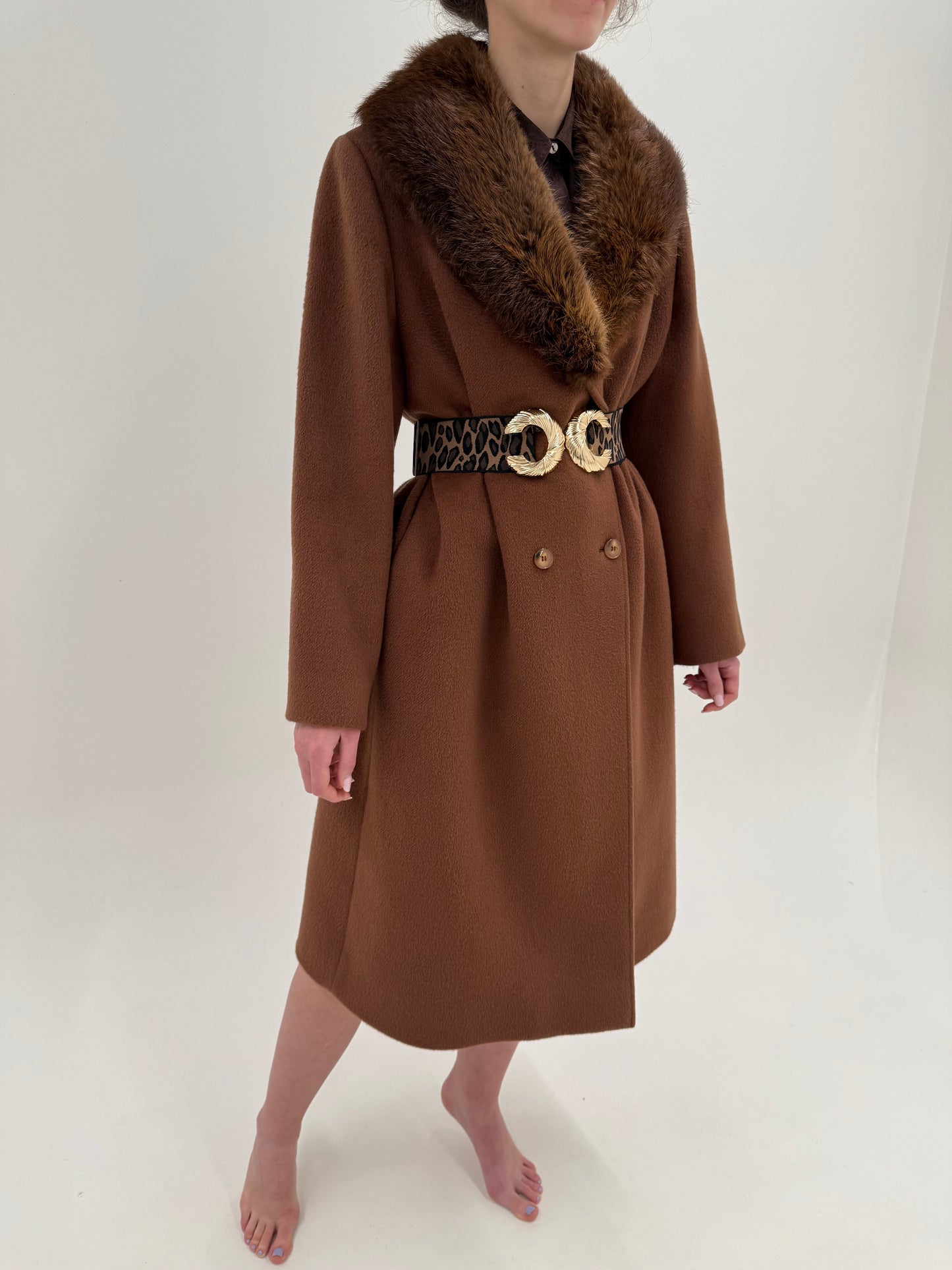 Palton in croi elegant sculptural italian de brand luxury cu blană naturală