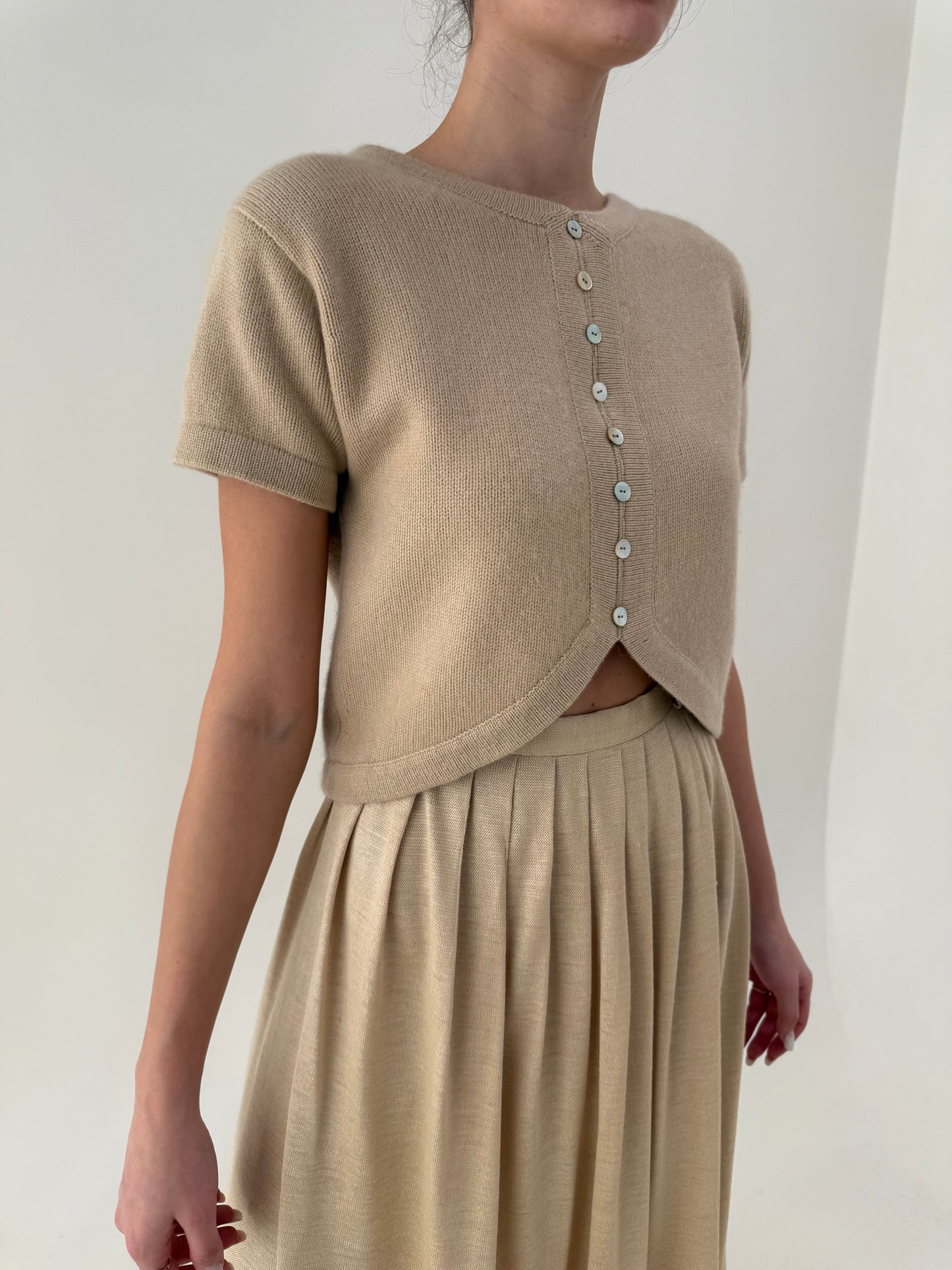 Top camel din cașmir în croi ușor cropped și nasturi decorativi