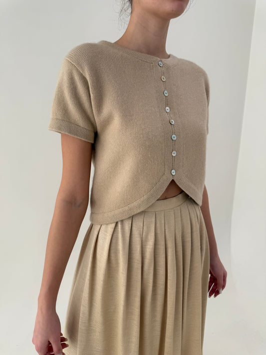 Top camel din cașmir în croi ușor cropped și nasturi decorativi