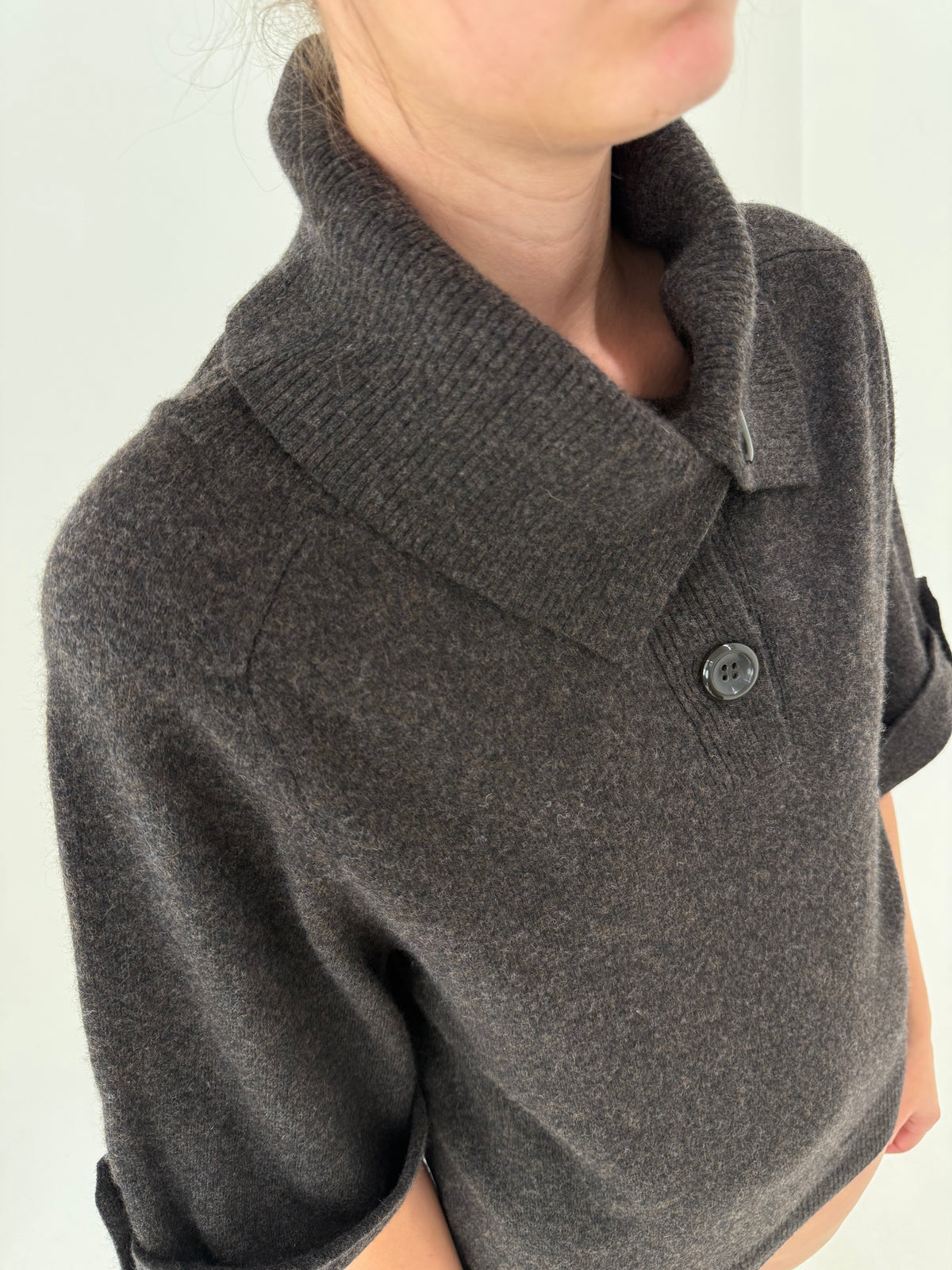 Top polo dark brown din lana extrafina cu mânecă reglabilă