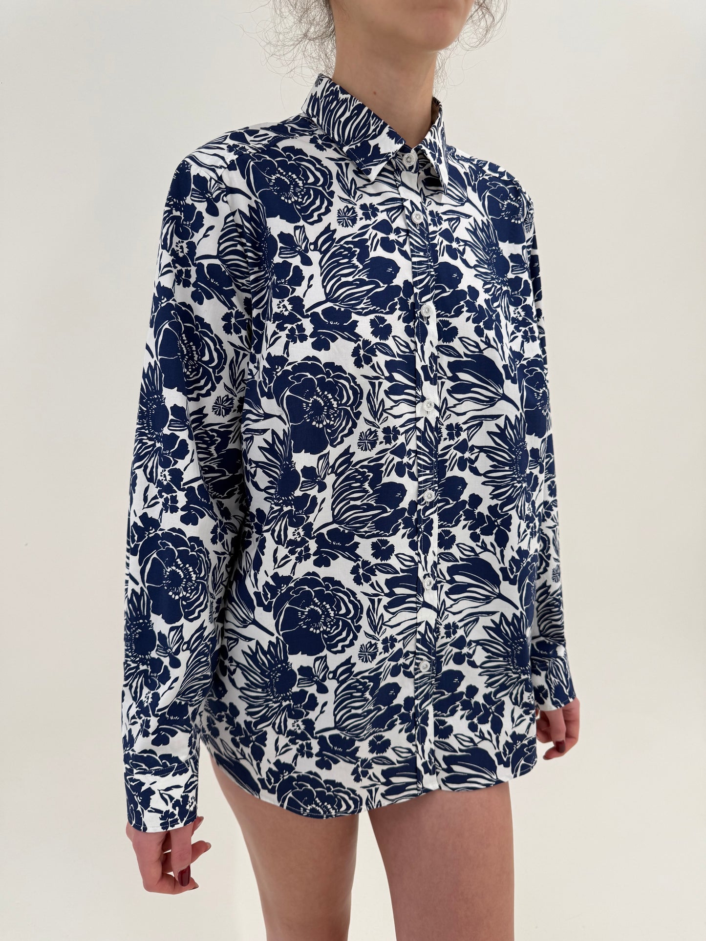 Cămașa din poplin premium plin cu print floral stilizat