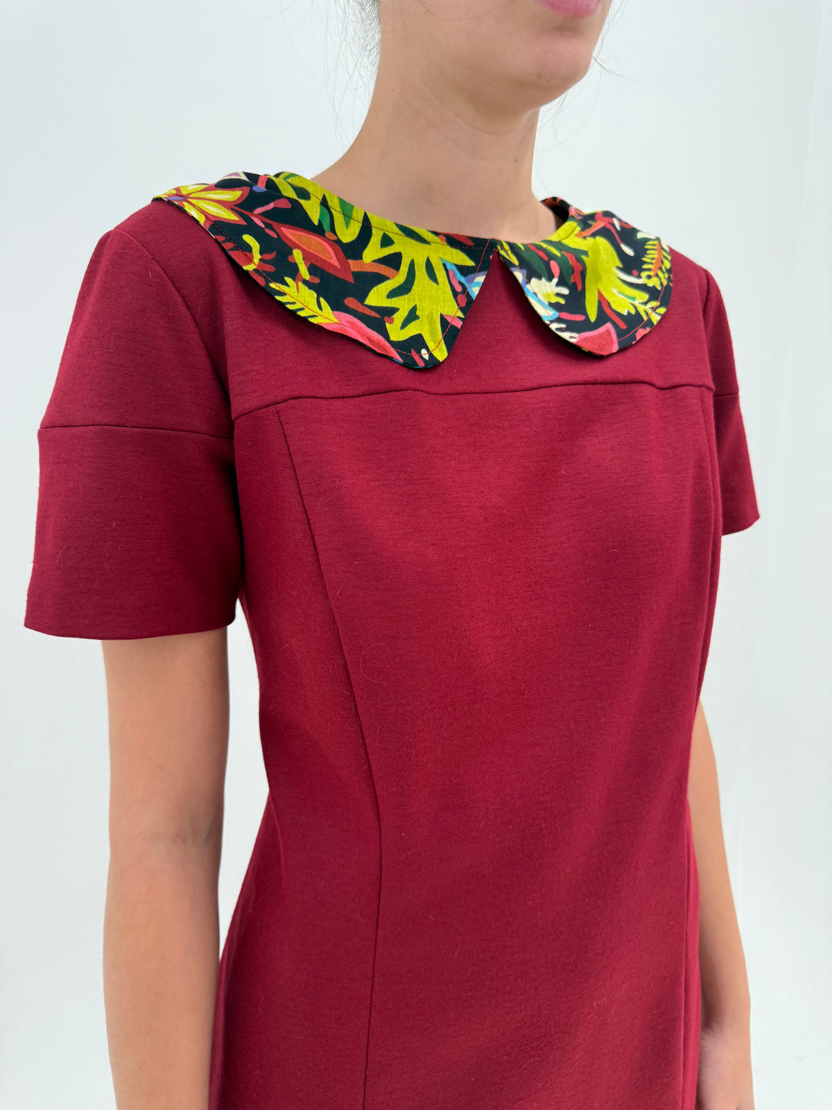 Rochie burgundy Trussardi din lana extrafina confort cu guler colorat