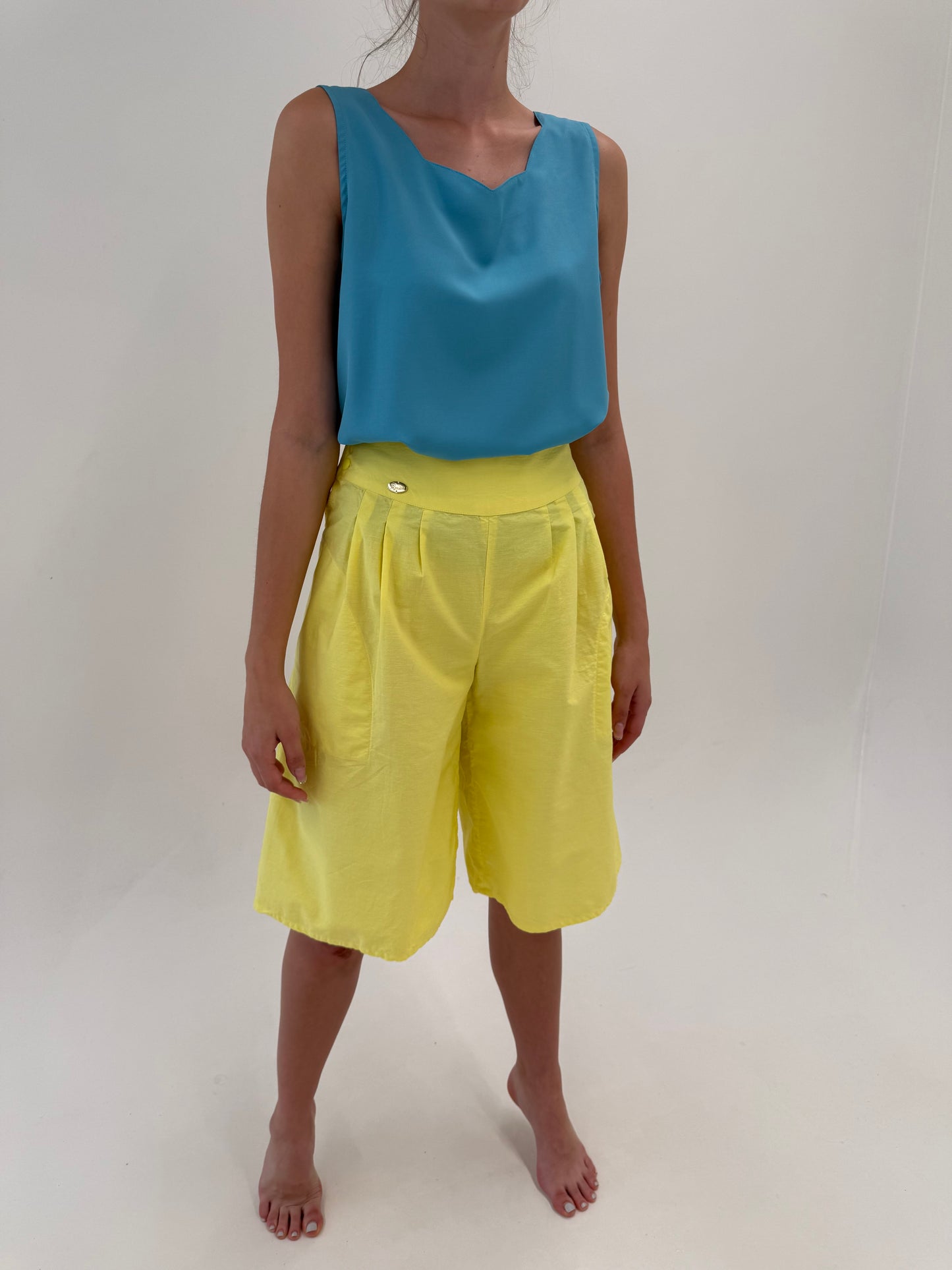 Culottes lemon yellow din bumbac cu pense și talie mică xtrem de înaltă