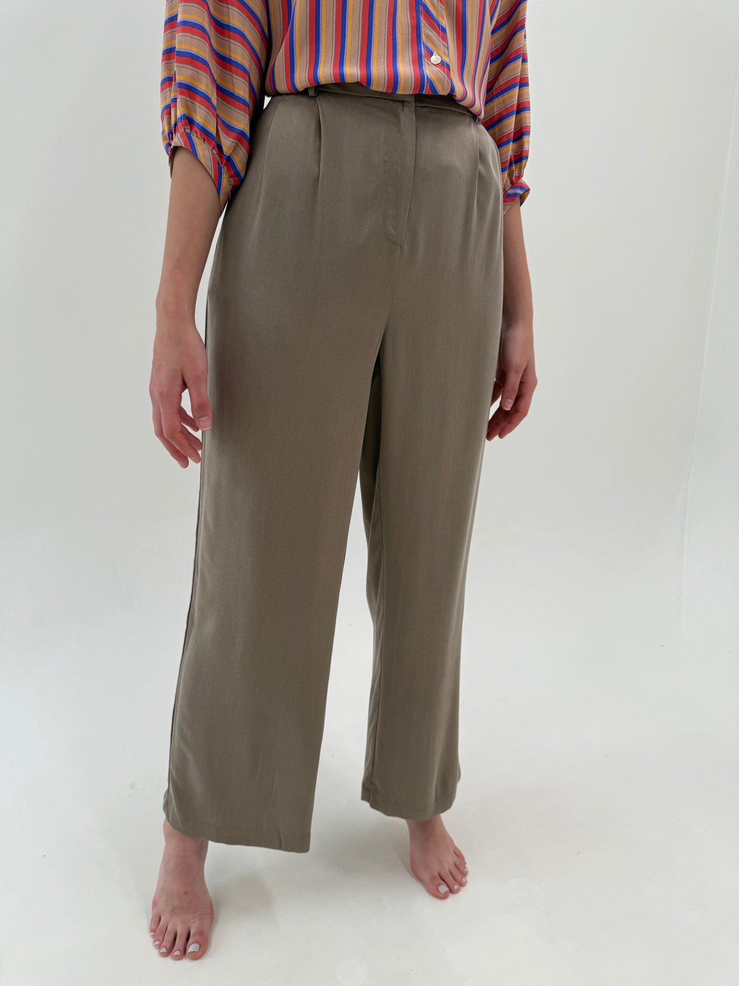 Pantaloni palazzo dark sand nude ușor satinați cu pense și talie ultra înaltă