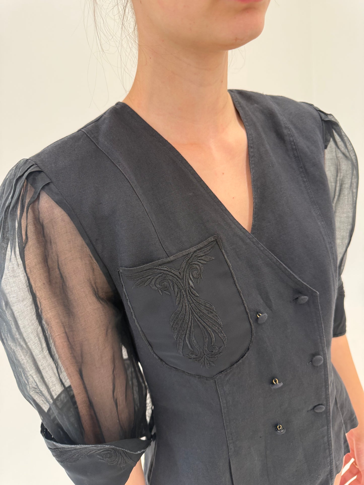 Top negru cambrat cu mâneci din organza din pânză premiul de in