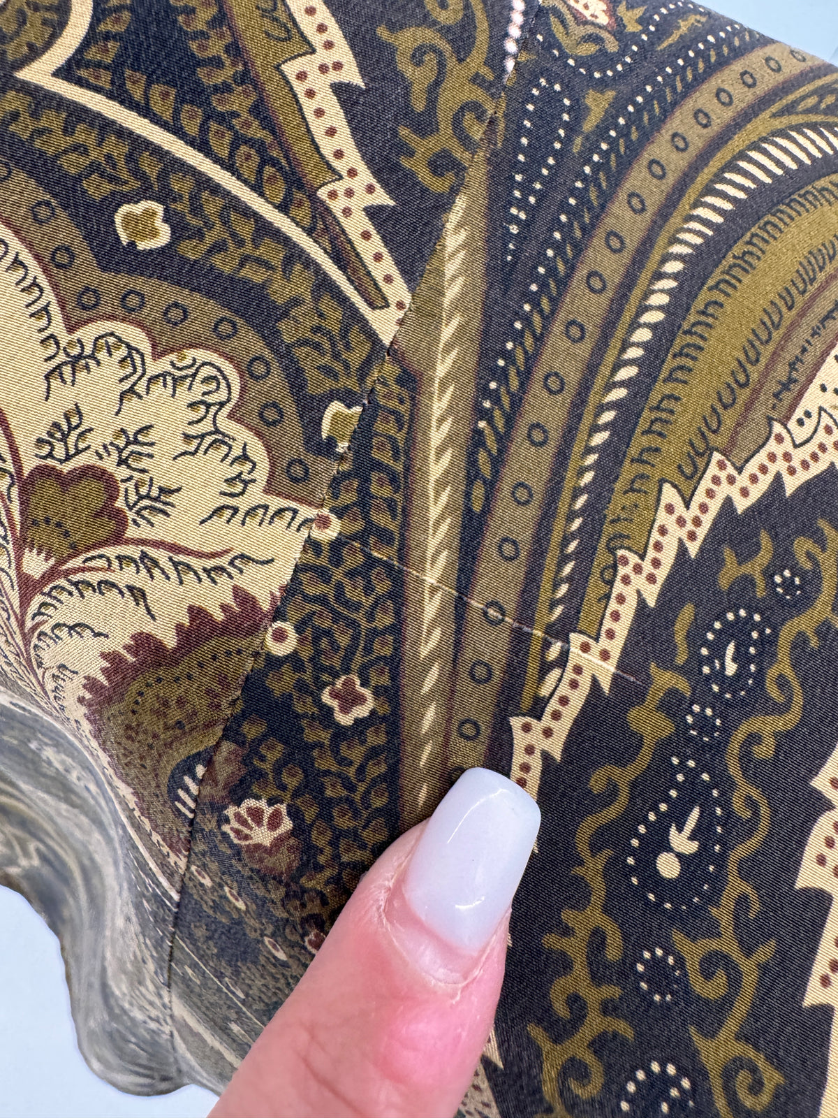 Fustă maxi petrecută din mătase naturală cu talie ușor drapată și print paisley