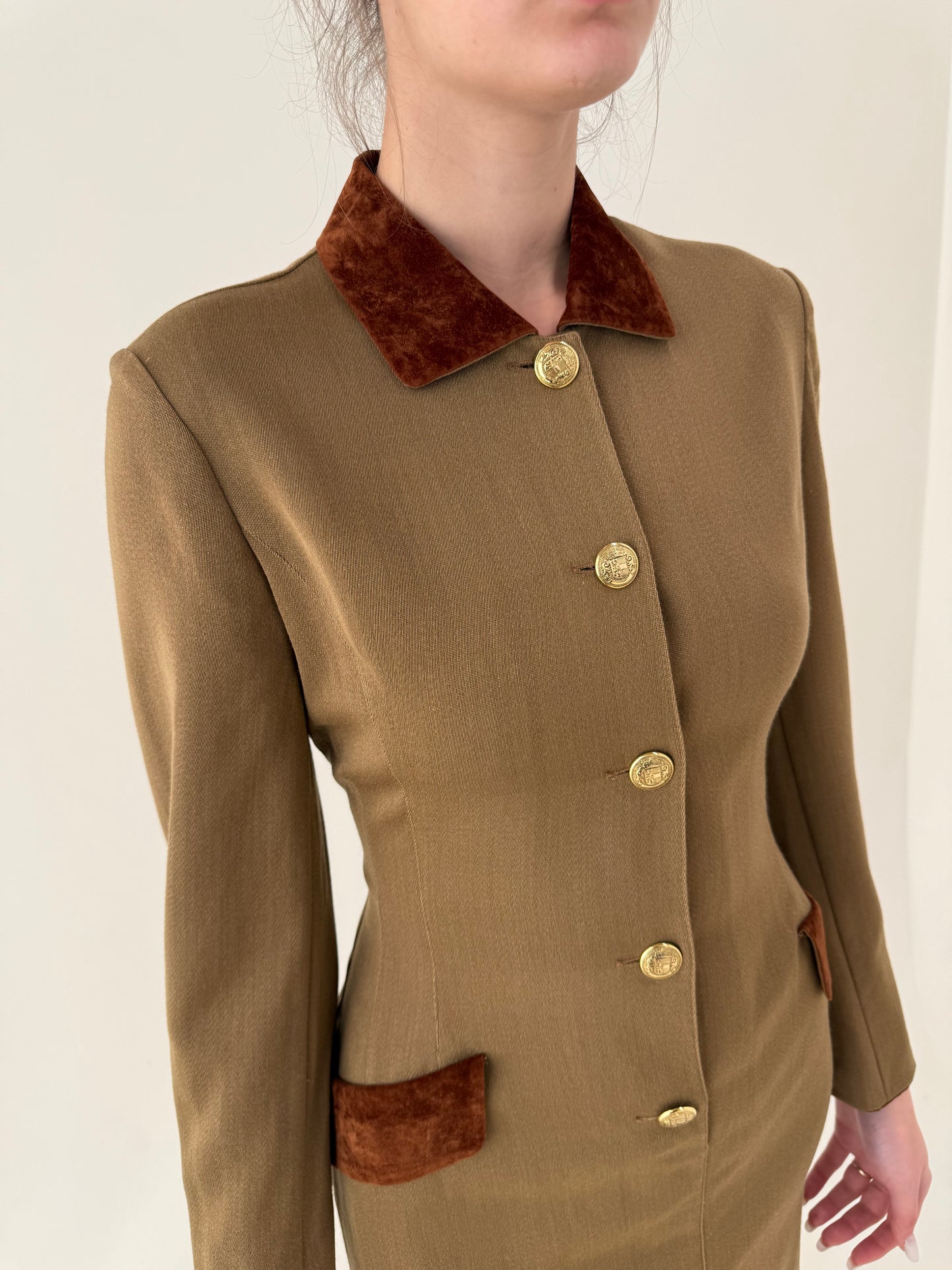 Rochie camel tip sacou în croi cambrat și nasturi aurii și si inserții de catifea