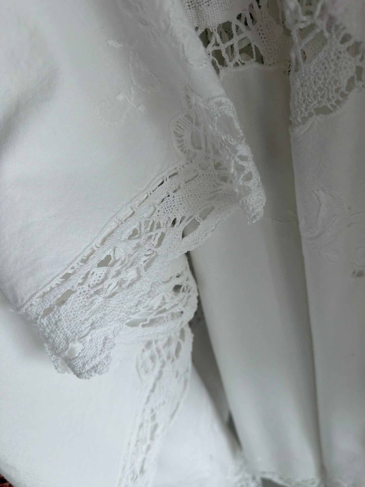 Kaftan excepțional din pânză de bumbac lucrat manual cu macrame și broderie
