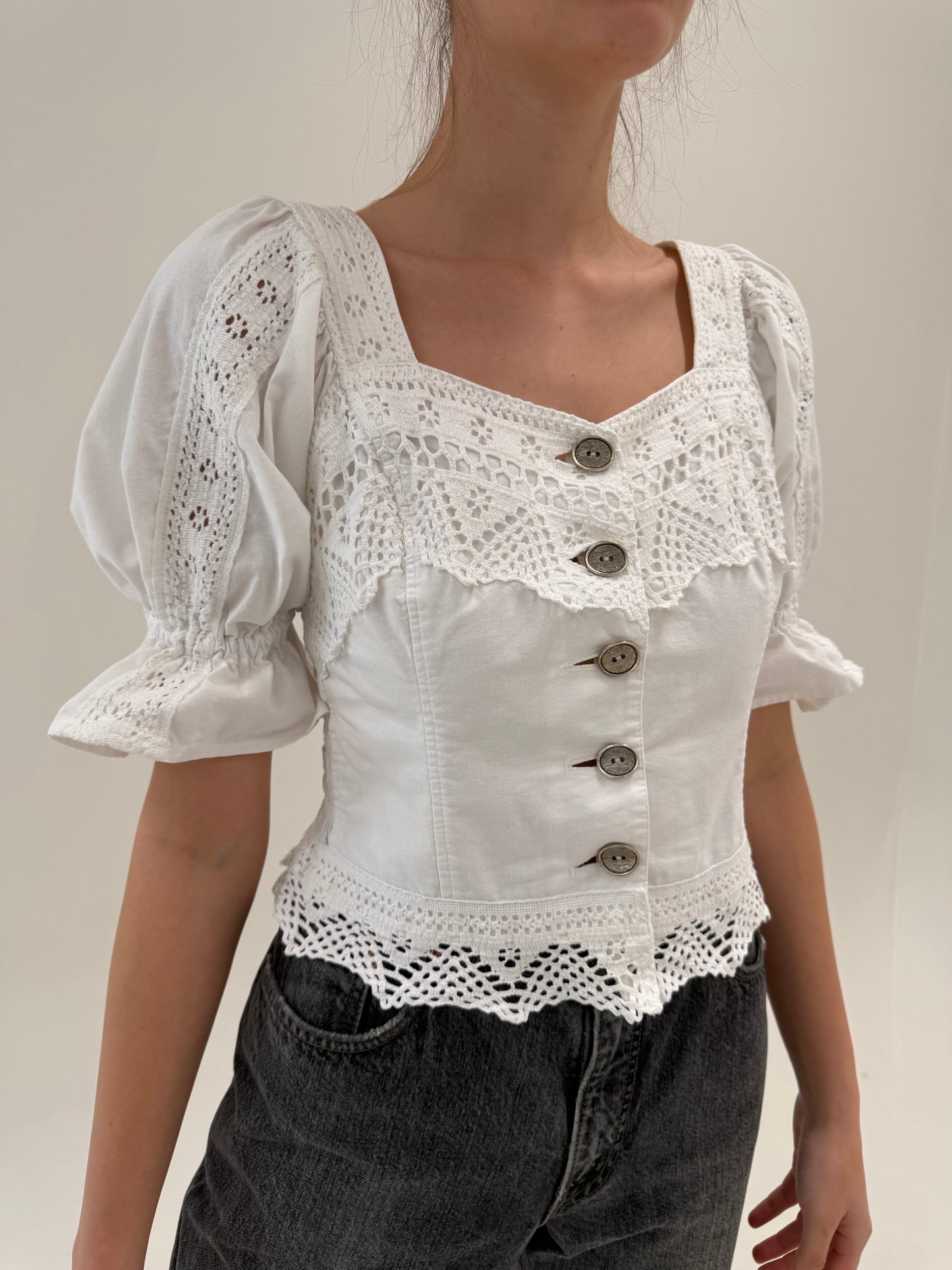 Corsaj vintage din pânză cu umeri bufanți și dantelă macrame lucrată manual