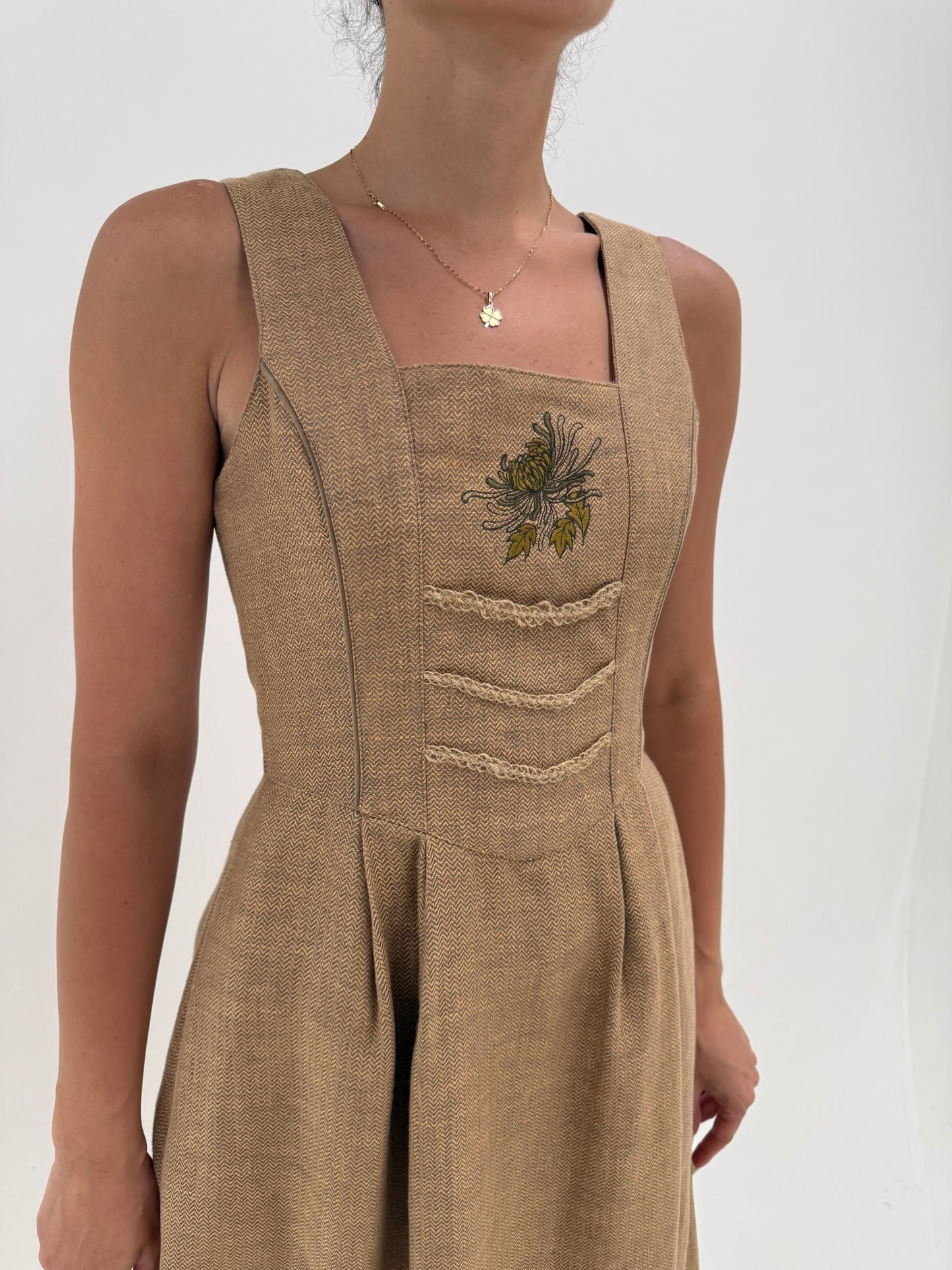 Rochie maxi camel din pânză excepțională de in cu corsaj , broderie și buzunare