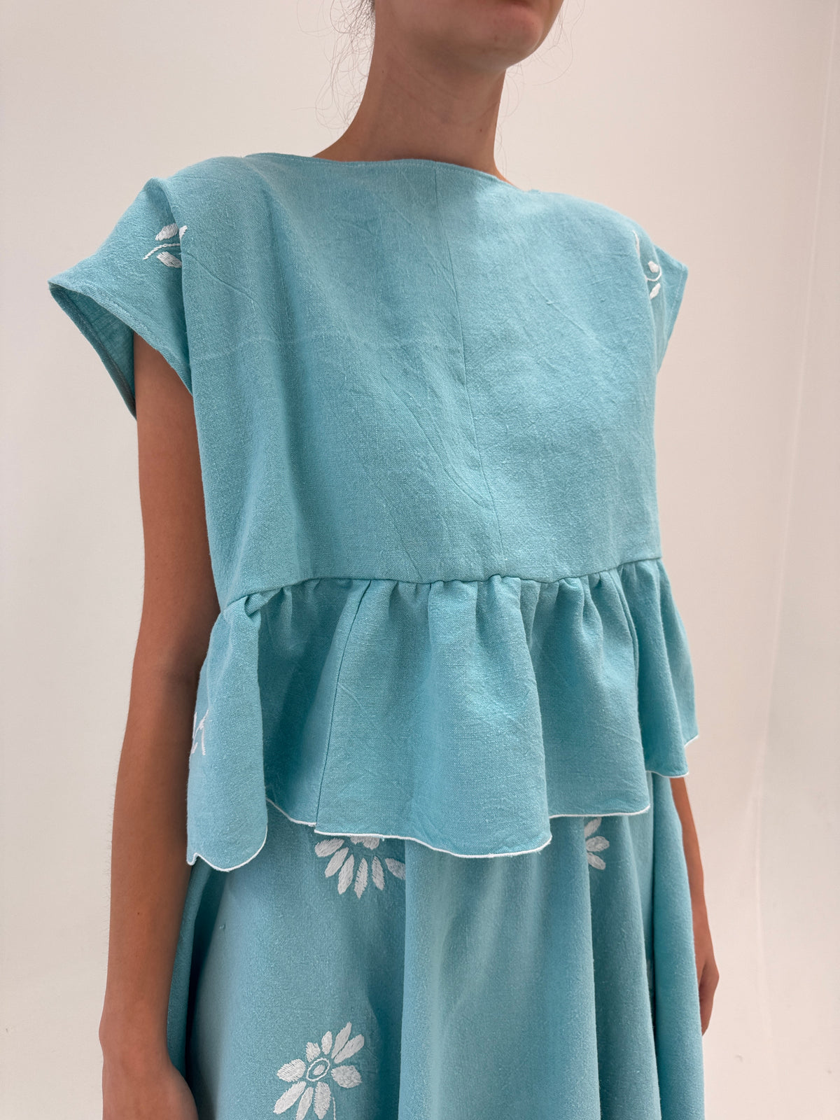 Set din pânză excepțională de in aqua blue cu broderie manuală superbă
