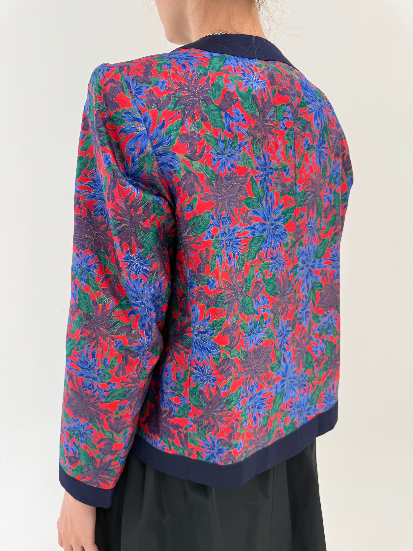 Jacheta din mătase naturală în stil chanel cu print floral superb și paspoal