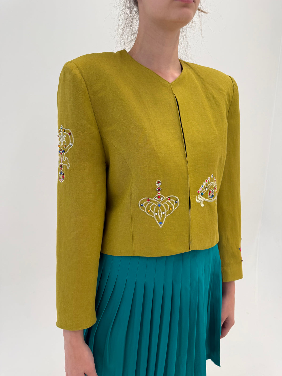 Sacou vintage cu broderie și aplicații în croi minimalist mustard green