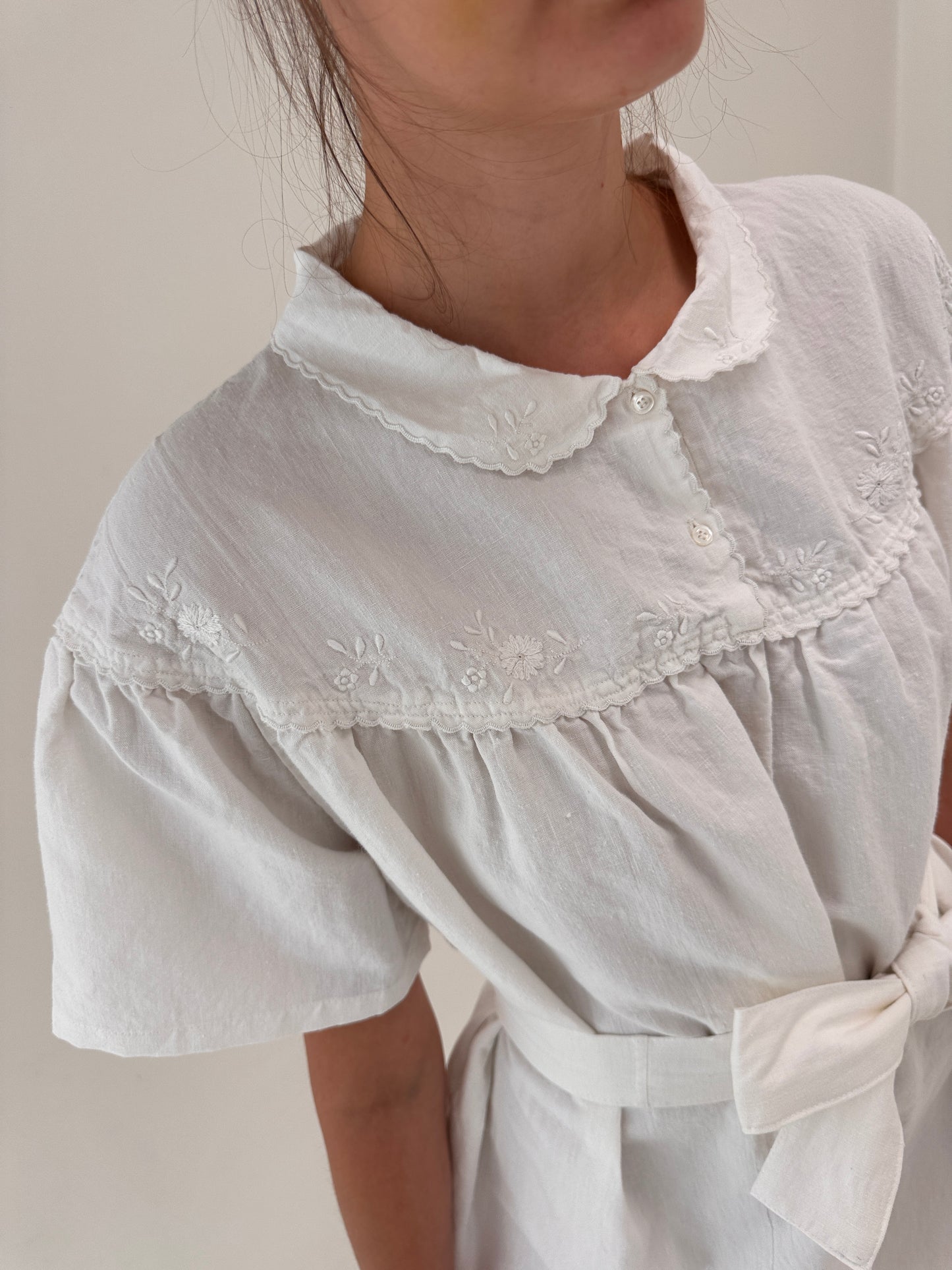 Rochie maxi din pânză excepțională de in cu broderie manuală delicată și cordon