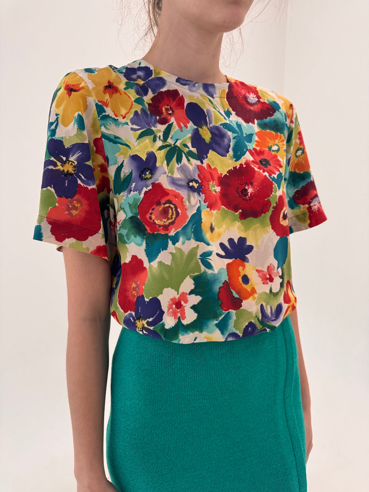 Top din mătase naturală în croi minimalist lejer cu print floral superb