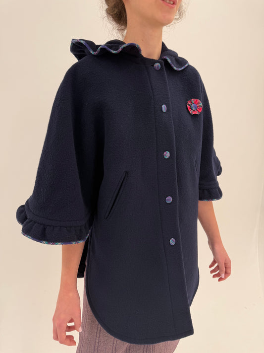 Capa vintage cu influențe ludice din stofă de lana extrafina groasă