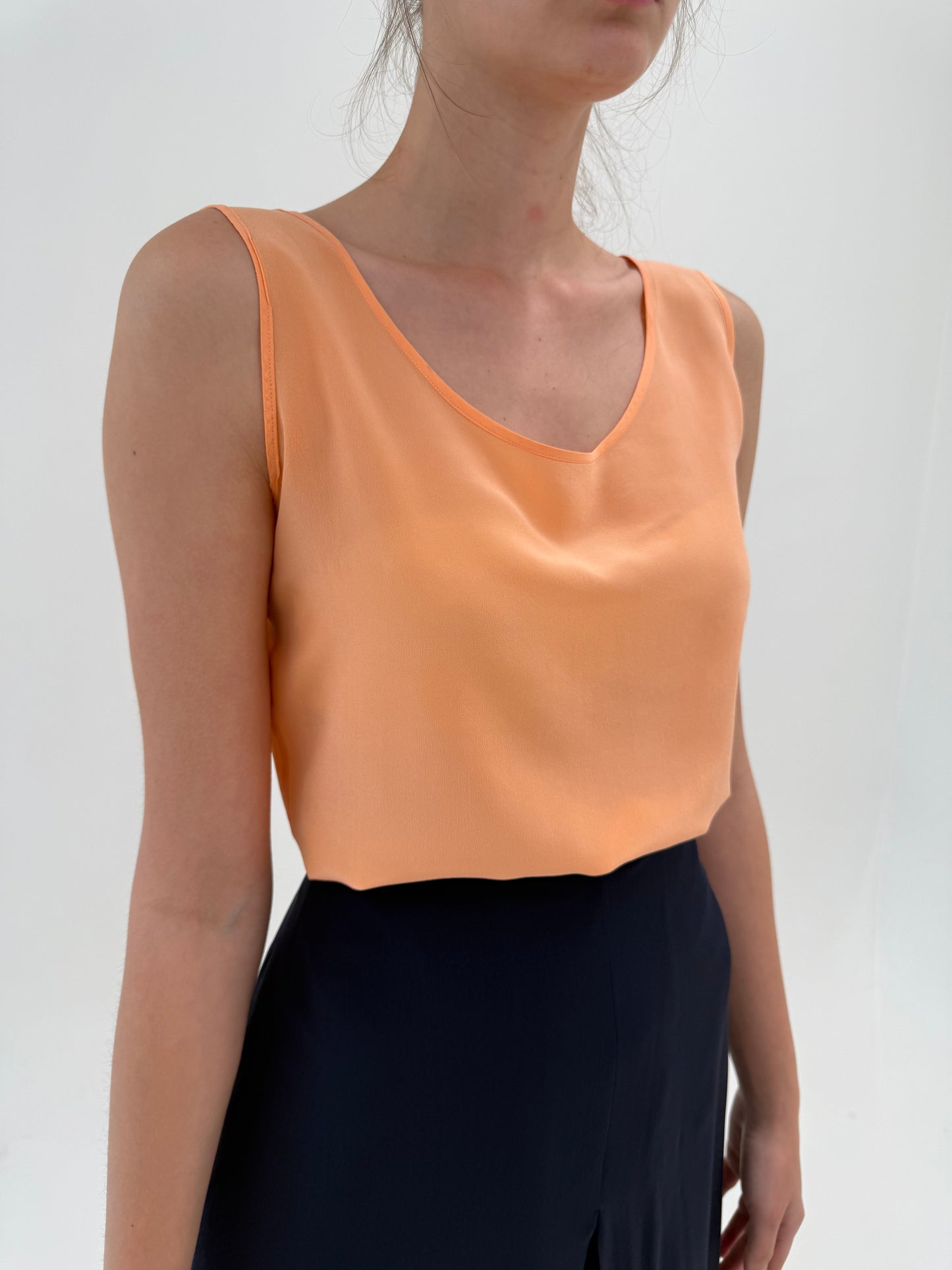 Top light orange din mătase naturală în croi minimalist