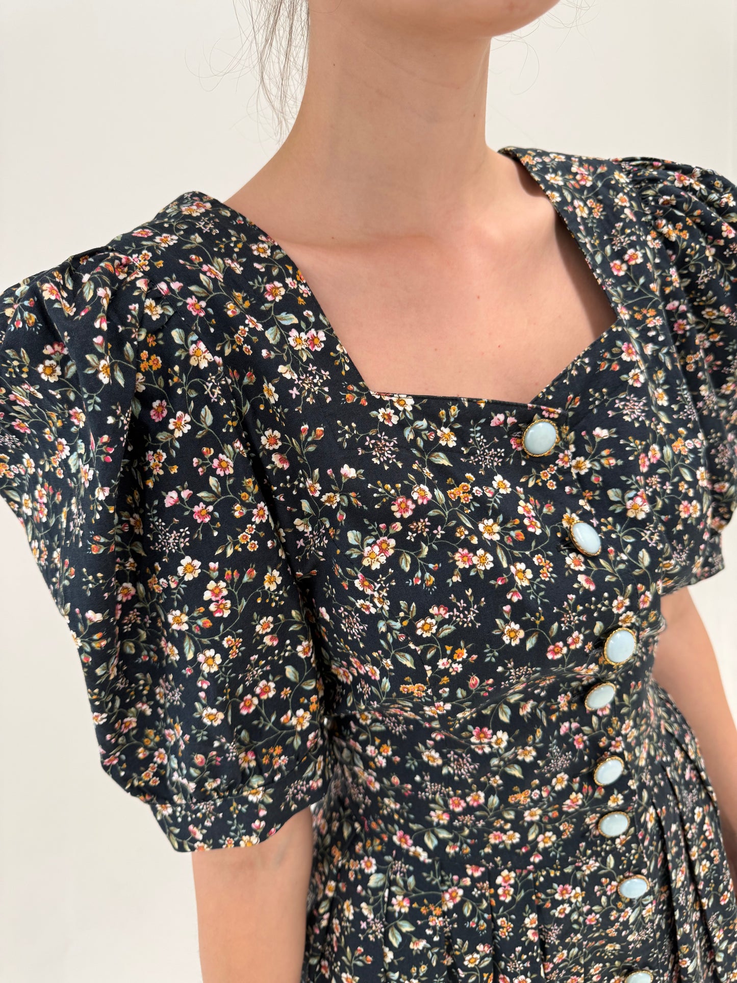 Rochie maxi din pânză cu corsaj, nasturi bijterie și mâneci bufante