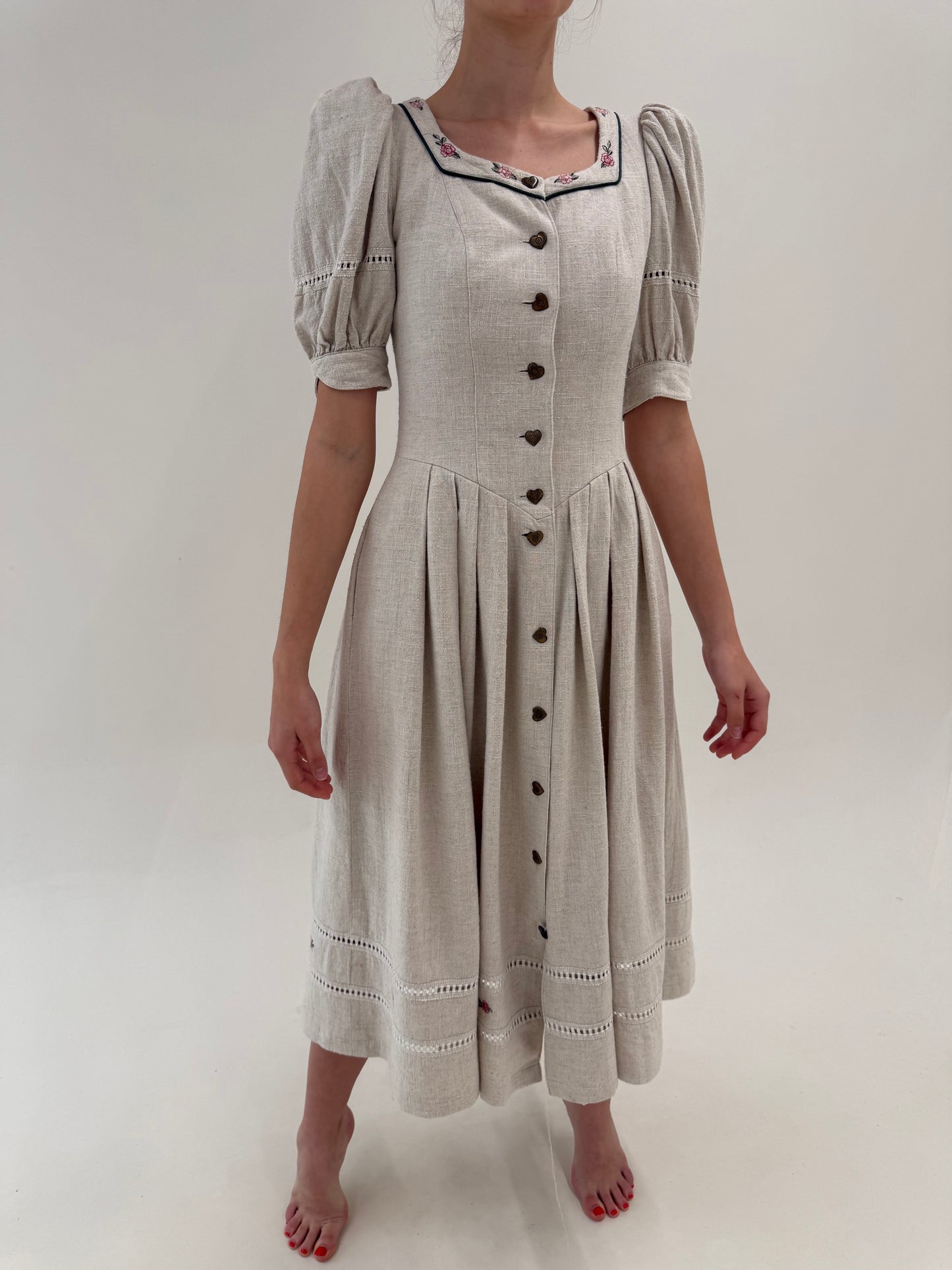 Rochie vintage nude maxi din pânză grea cu broderie manuală și corsaj