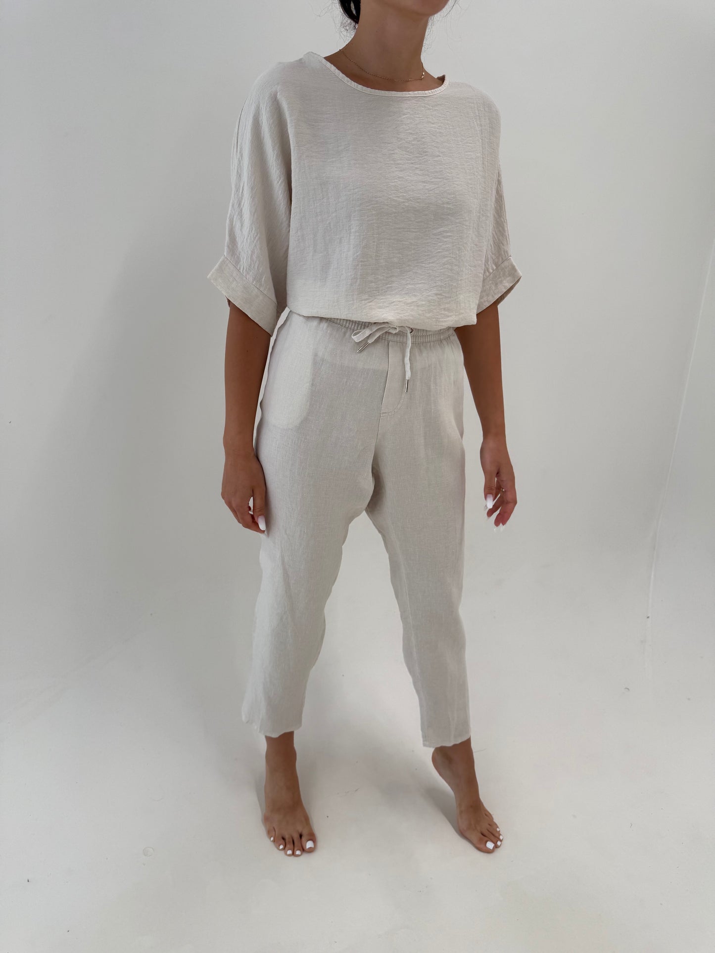 Pantaloni sand nude din in cu talie reglabilă și influențe ușor casual