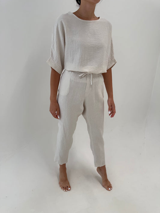 Pantaloni sand nude din in cu talie reglabilă și influențe ușor casual