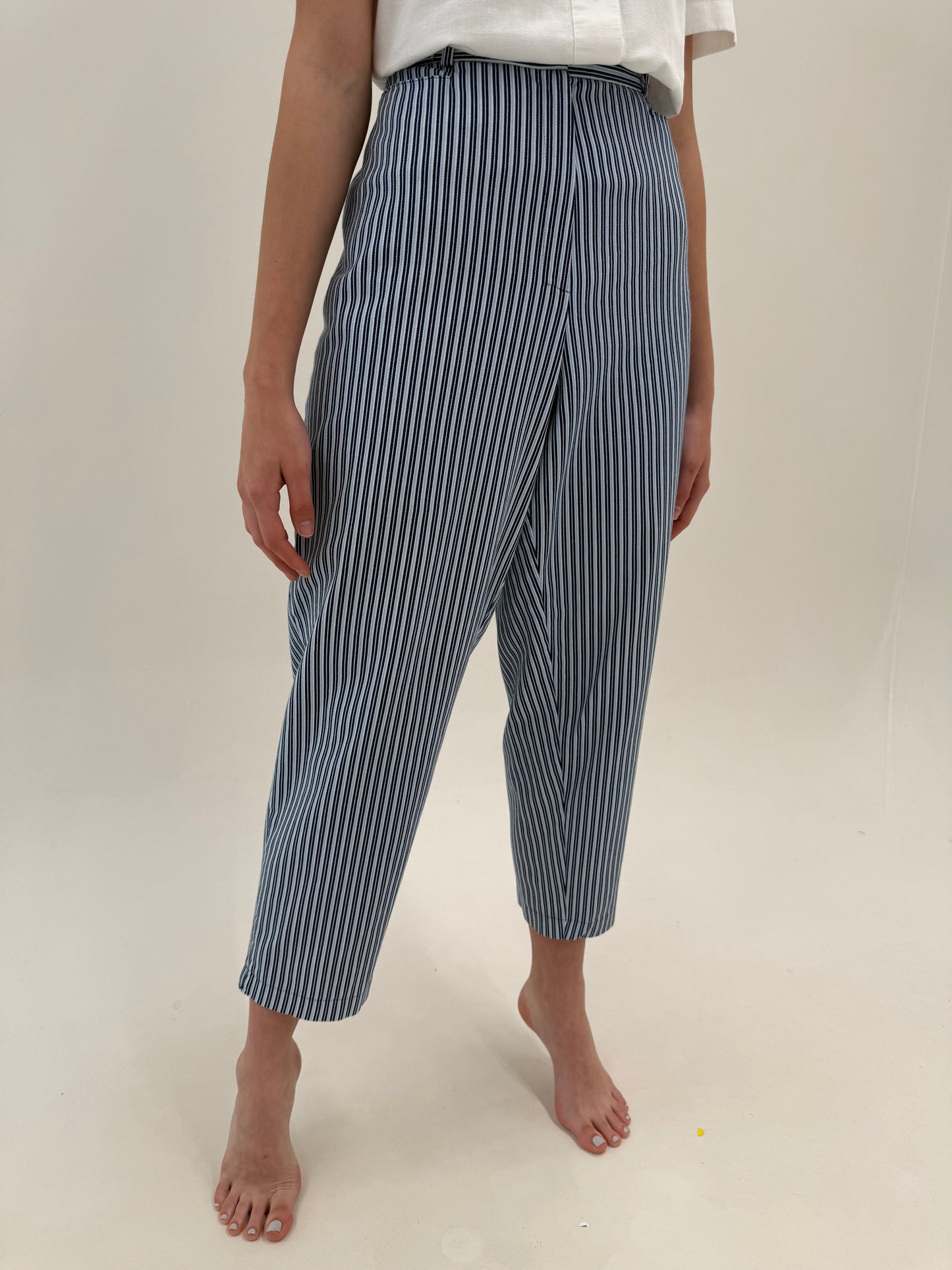 Pantaloni în dungi fine verticale cu solduri ample din pânză de bumbac