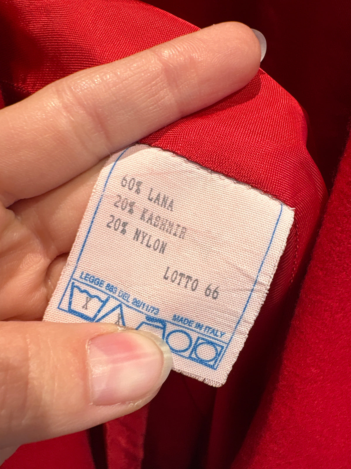 Sacou italian din lana și cașmir roșu tare cu nasturi aurii în croi lung