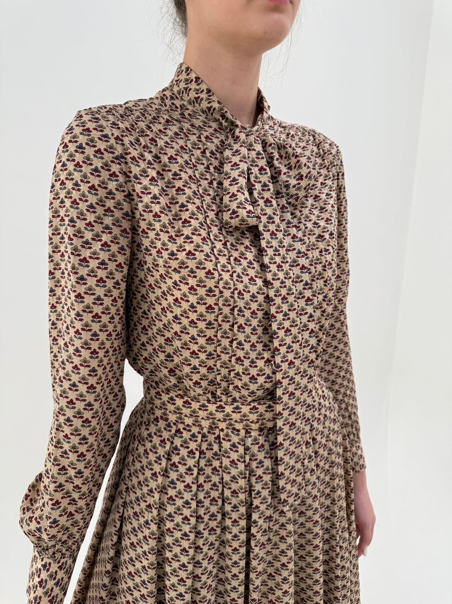 Rochie camel din mătase naturală în croi de ani 70 cu print delicat