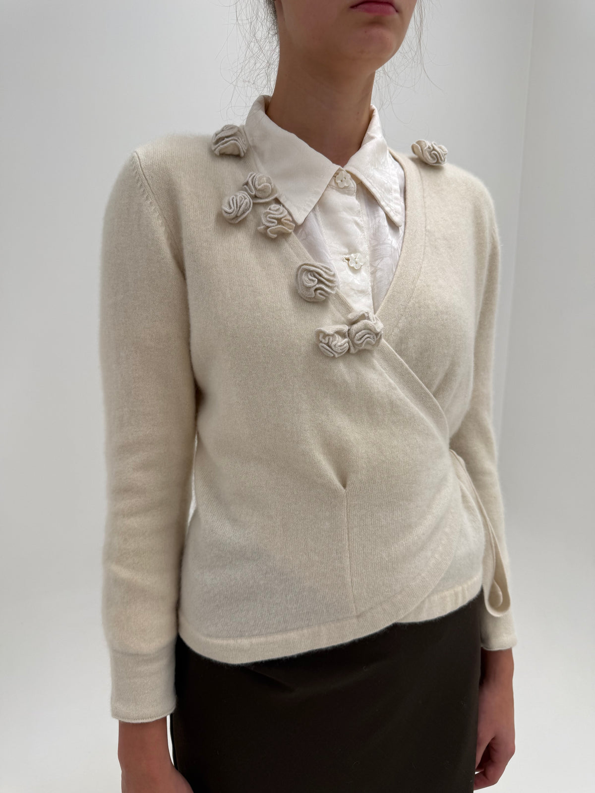 Cardigan din cașmir high end off white petrecut cu aplicații 3 D