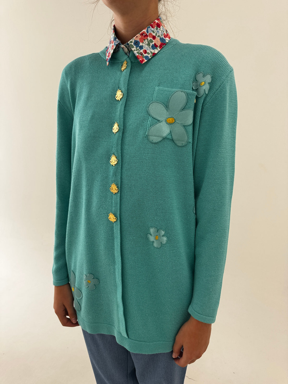 Cardigan lung aqua blue cu aplicații și nasturi metalici aurii bijuterie