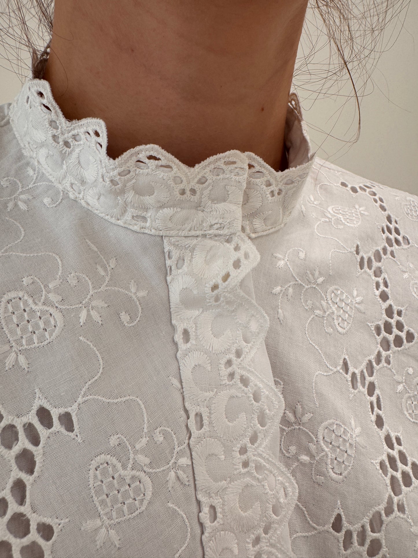 Cămașa vintage cu broderie anglaise și mâneci bufante din panzica de bumbac