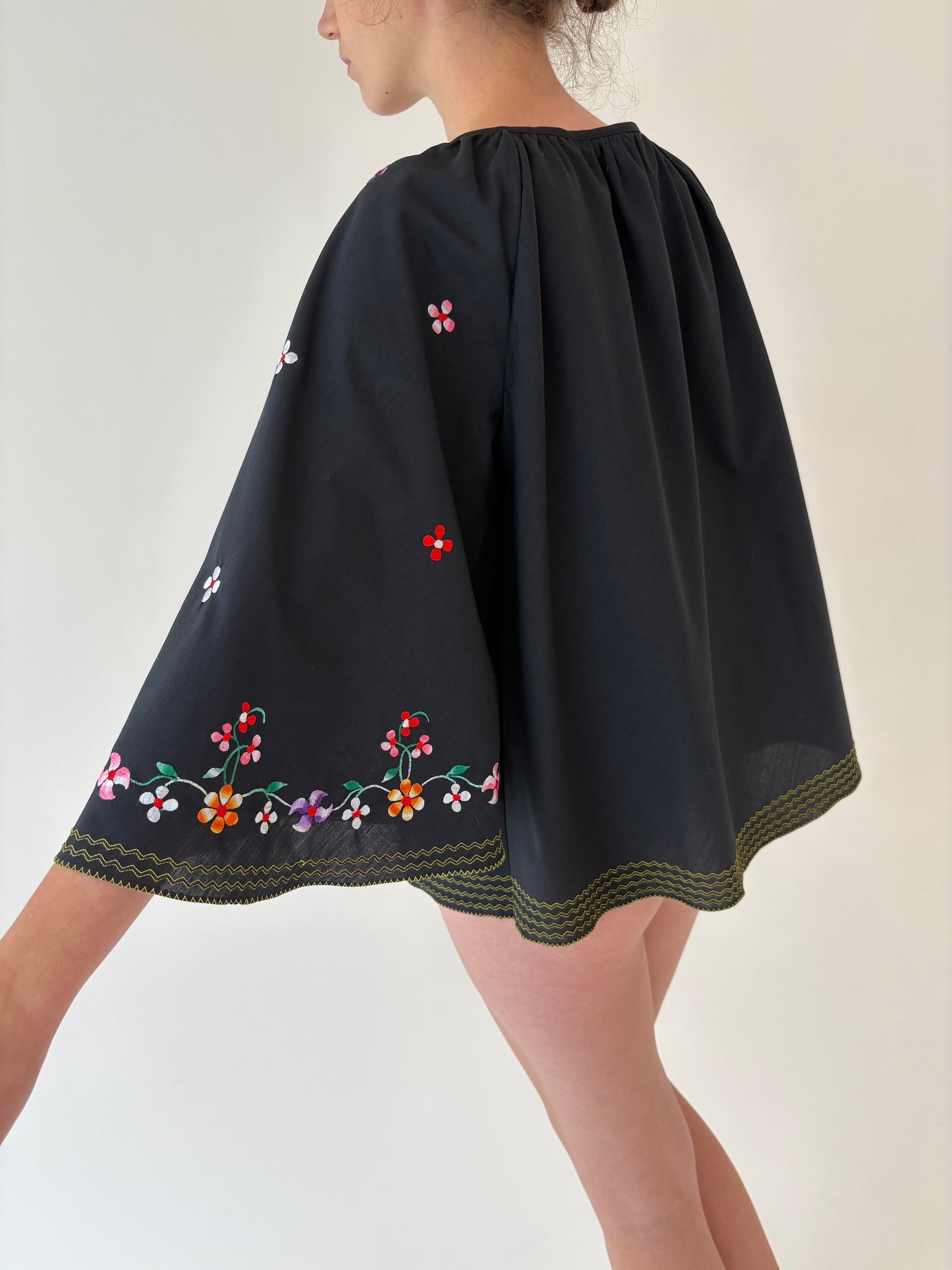 Tunica neagra cu broderie manuală excepțională din pânză de bumbac