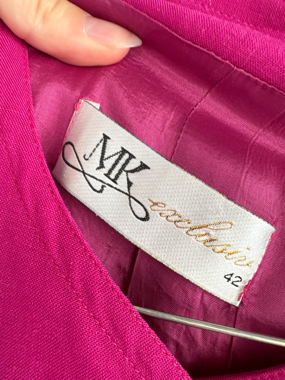Sacou fucsia din în excepțional cu mâneci ușor bufante și broderie anglaise