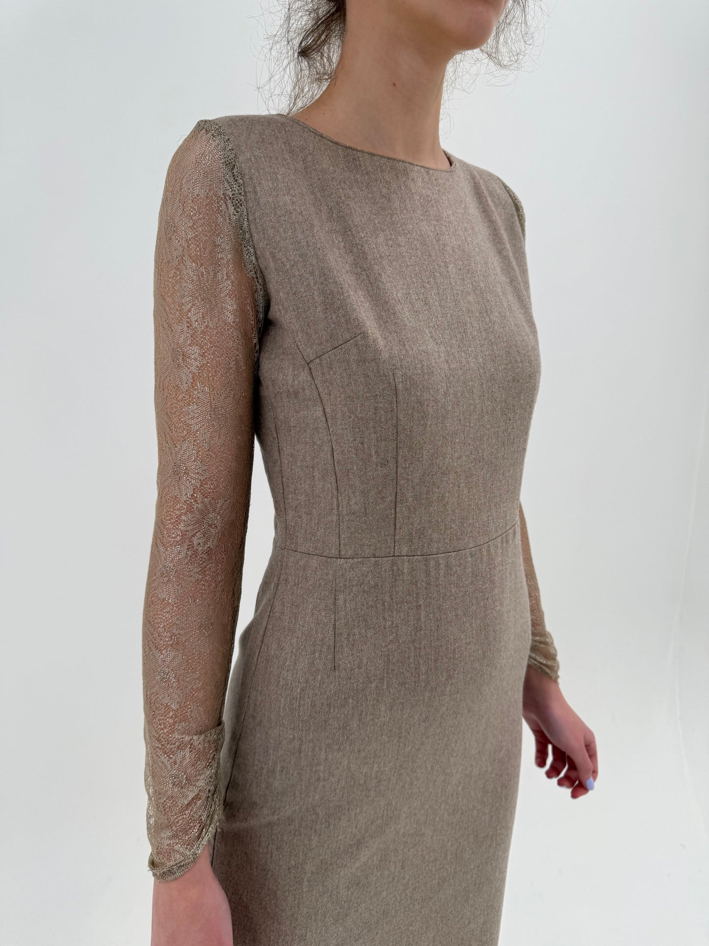 Rochie sand nude de la business la cocktail cu mâneci din dantelă chantily