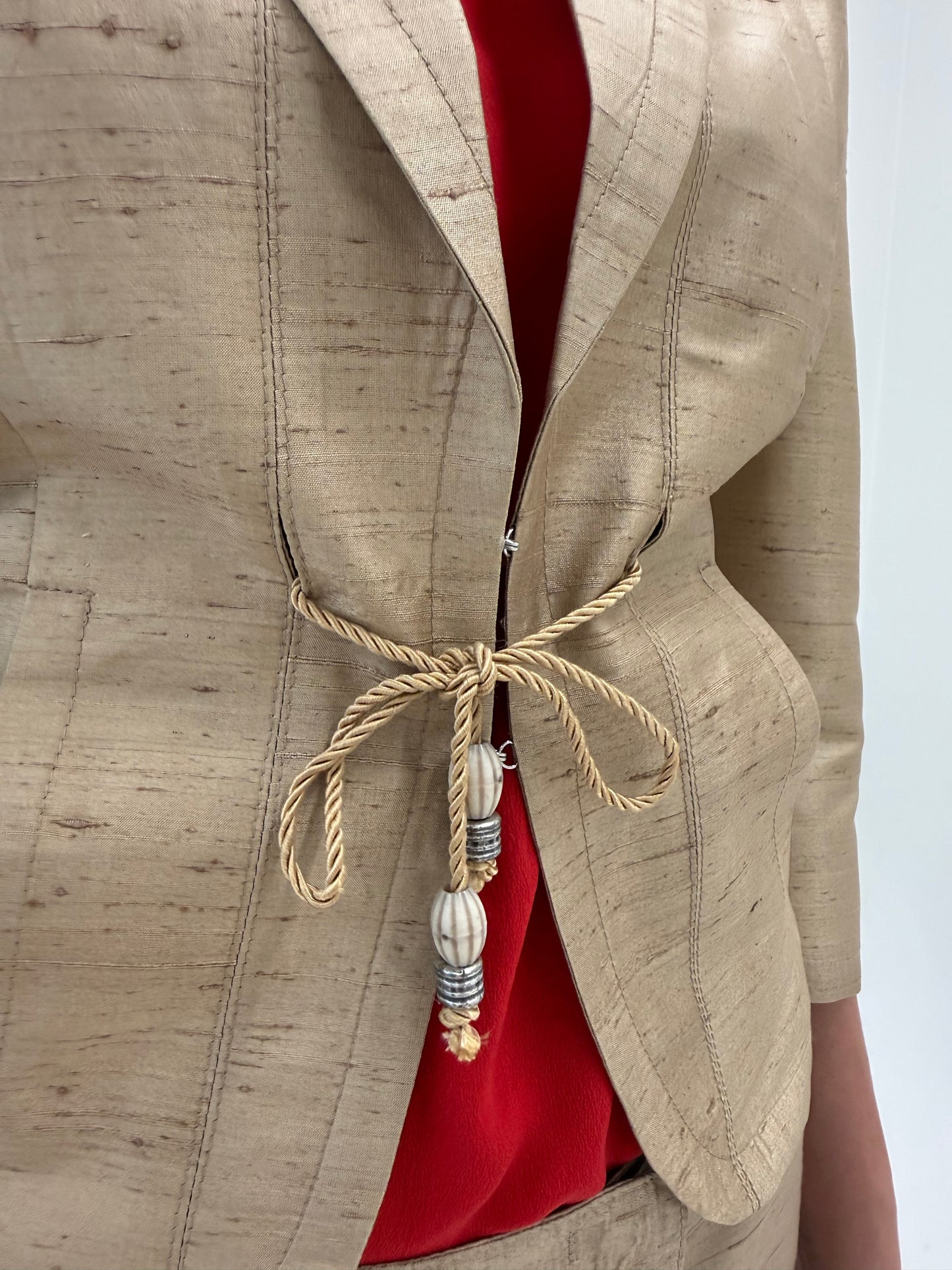 Costum camel din mătase naturală dupioni cu sacou cambrat și pantaloni drepți