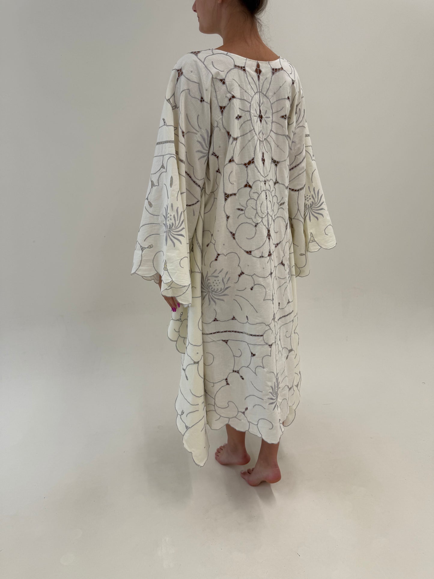 Kaftan excepțional integral brodat din pânză de in cu mâneci fluture