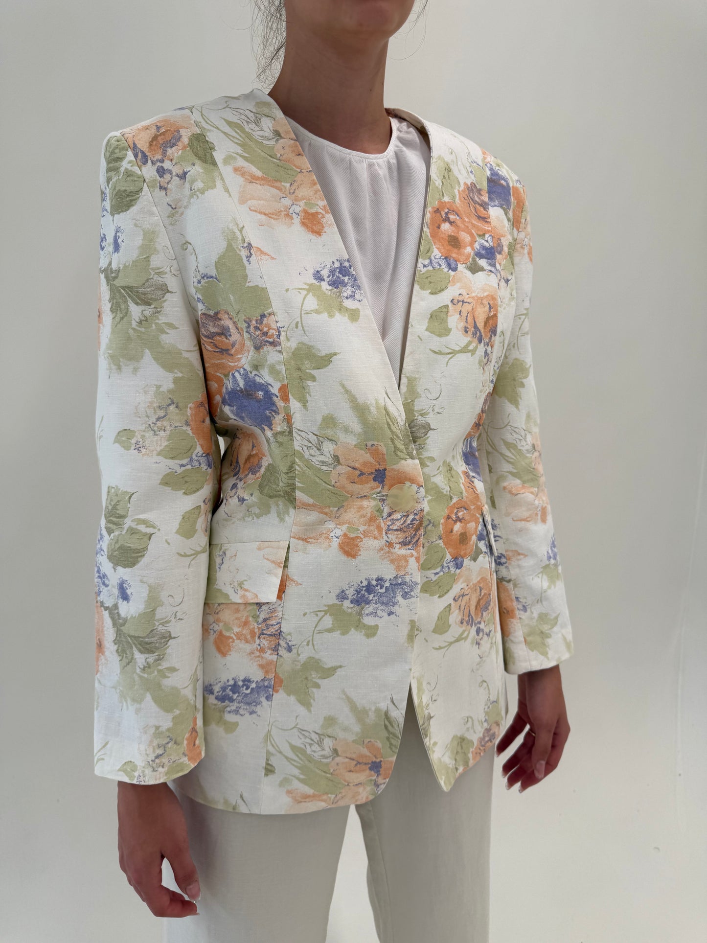 Sacou din in cu print floral în culori pudrate cambrat cu închidere tip smoking