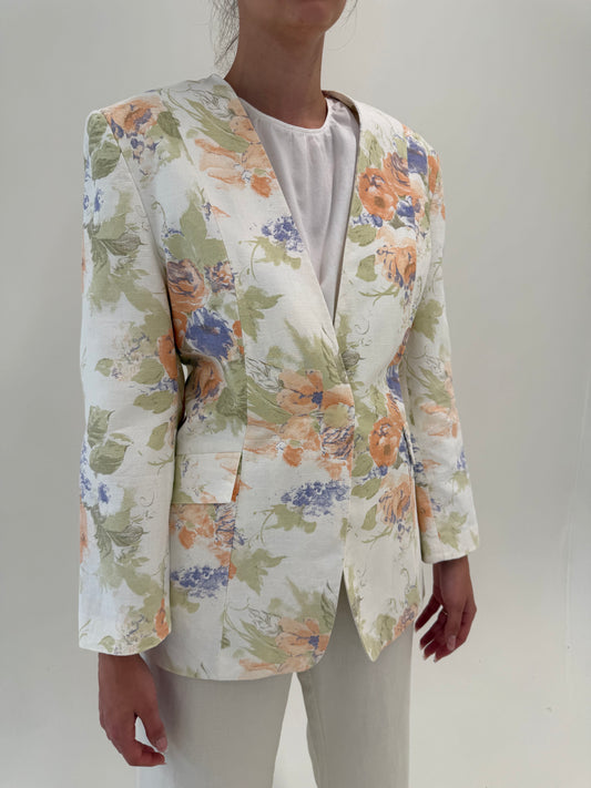 Sacou din in cu print floral în culori pudrate cambrat cu închidere tip smoking