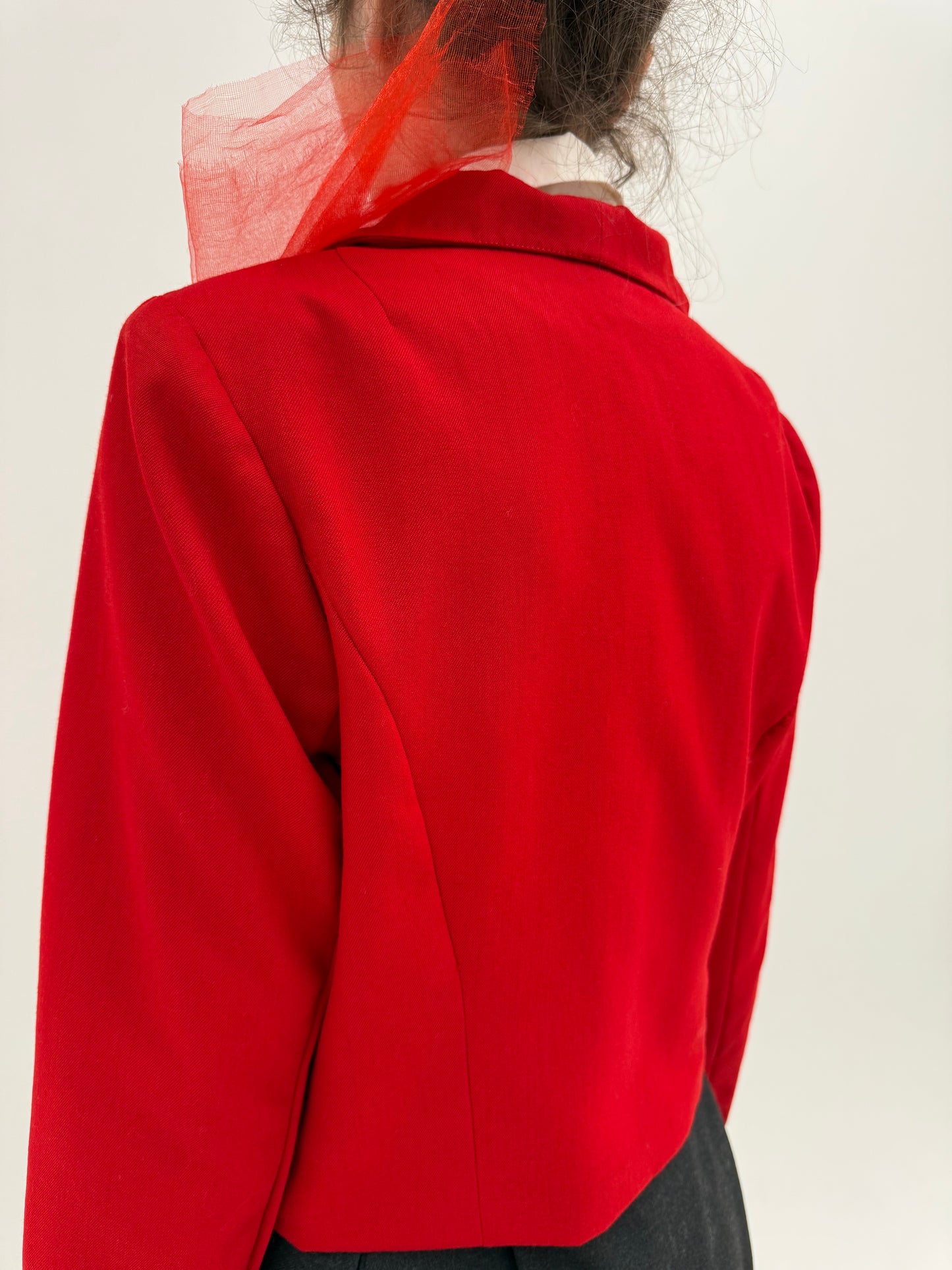 Sacou vintage roșu tare cambrat din lana extrafina cu broșă inclusă