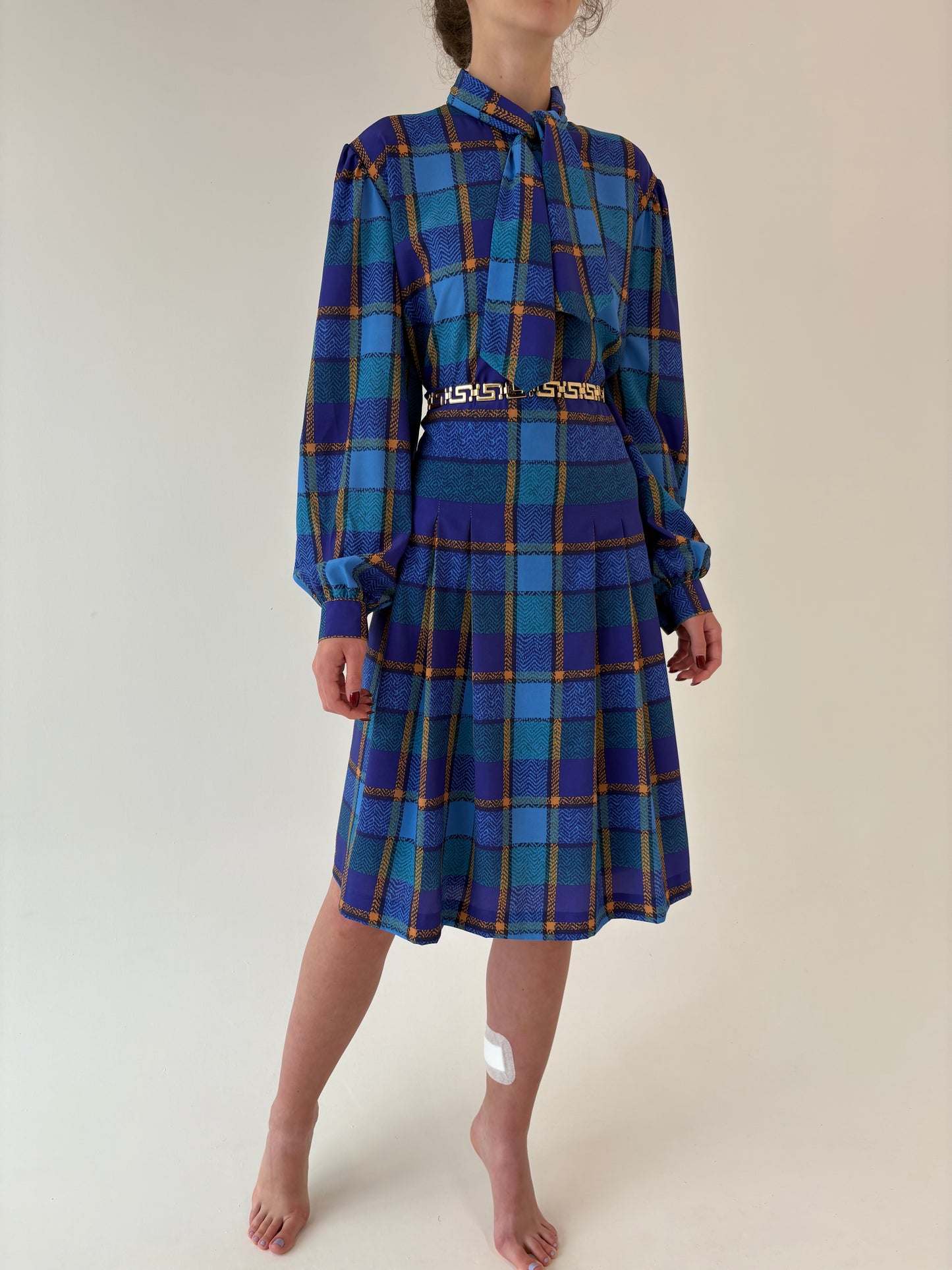Rochie vintage în carouri cu talie marcată, fustă plisată și buzunare