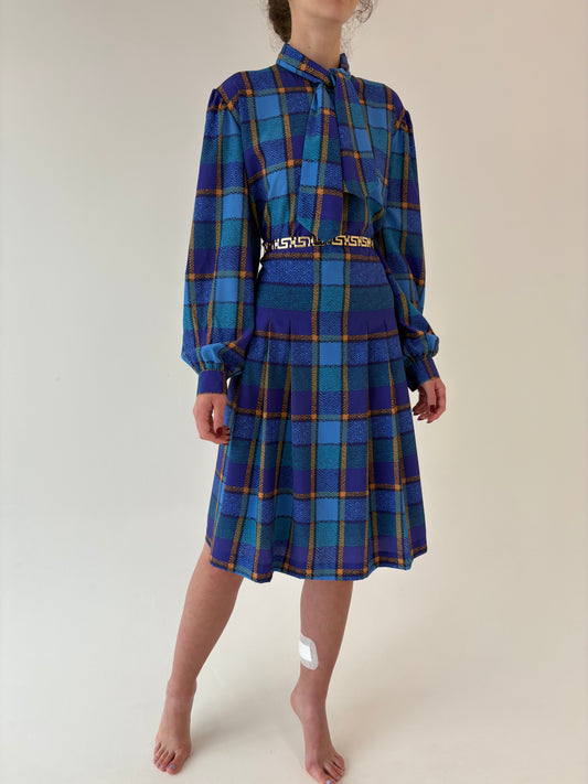 Rochie vintage în carouri cu talie marcată, fustă plisată și buzunare