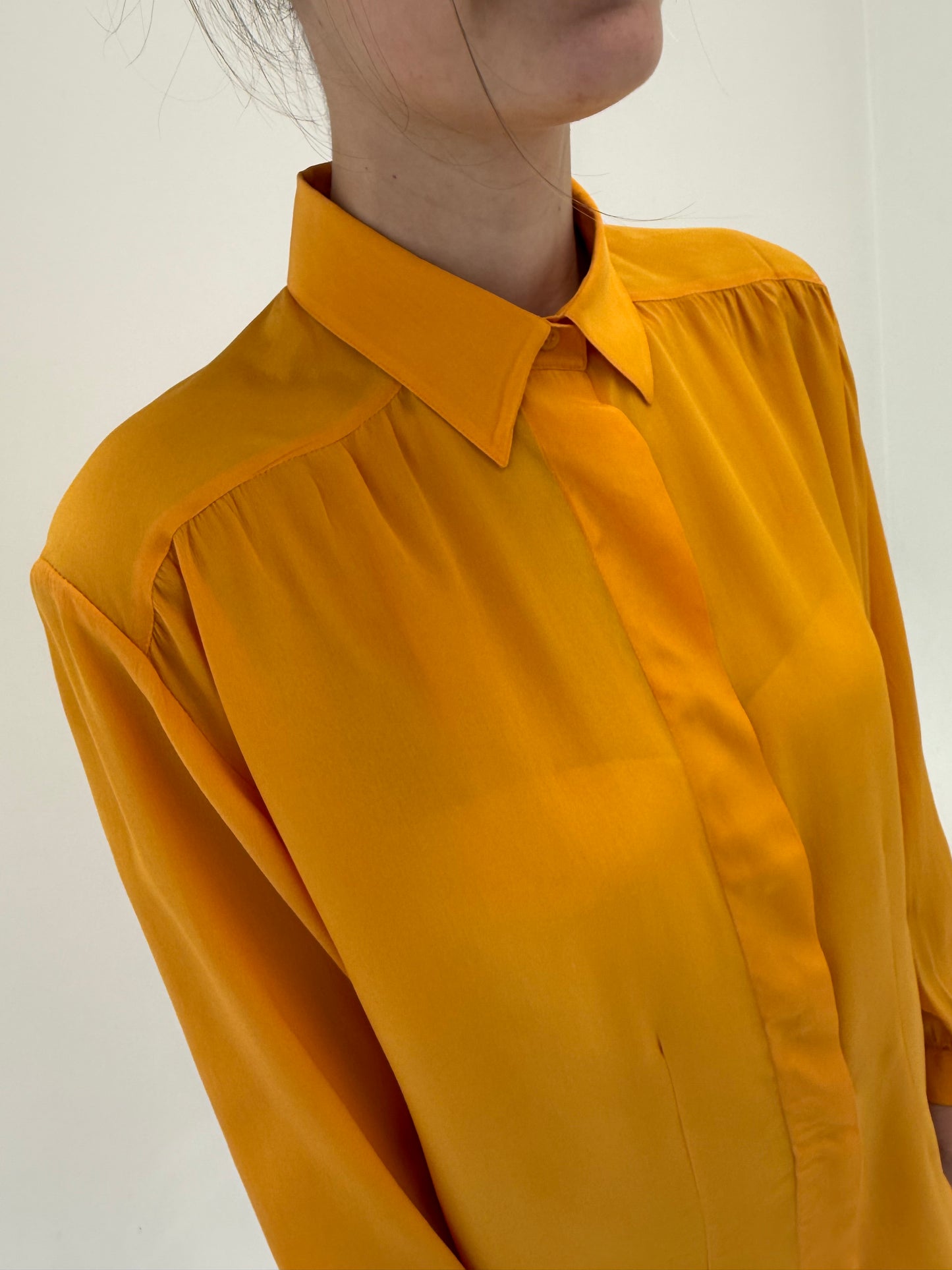 Cămașa saffron yellow din mătase naturală in croi lejer