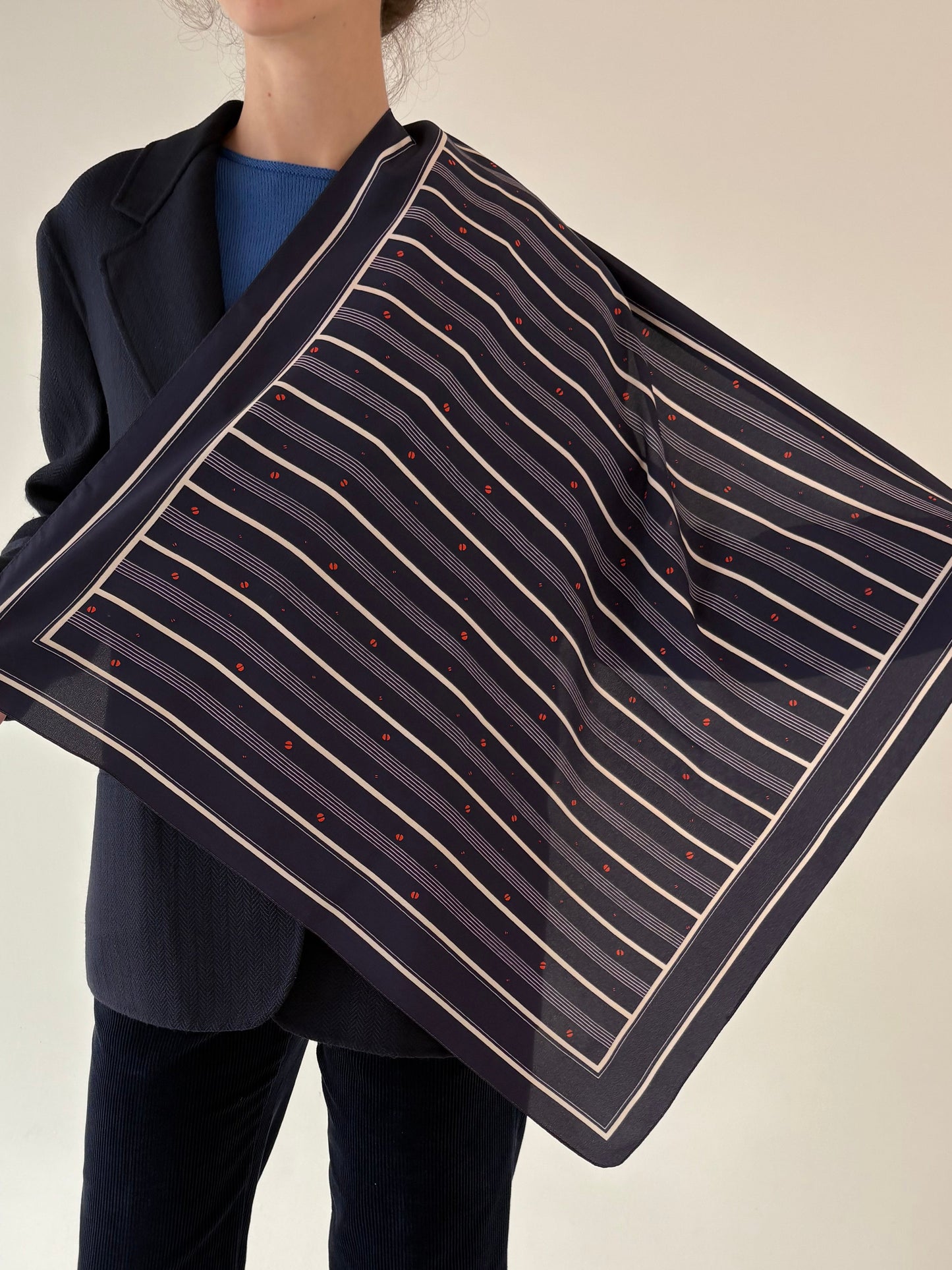 Eșarfă Navy în combinație clasică de culori din mătase naturală