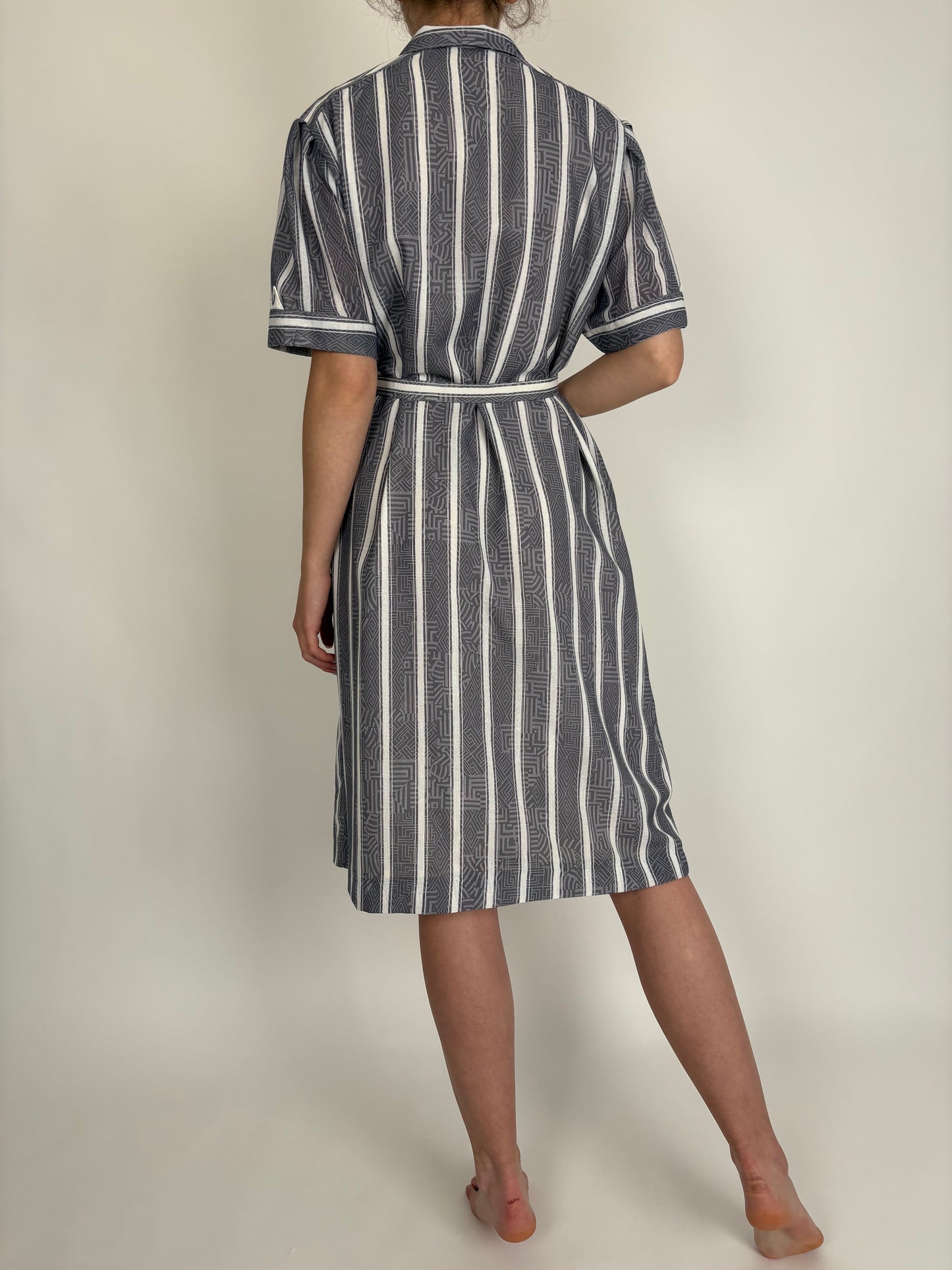 Rochie vintage în dungi verticale cu talie marcată reglabilă