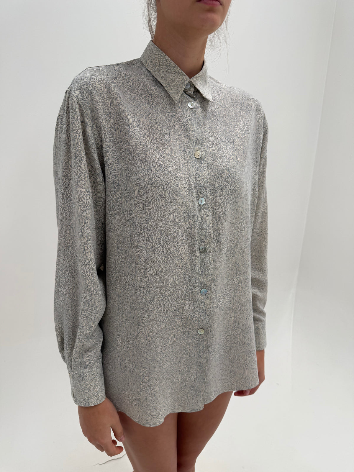 Cămașa vintage light nude petite cu print organic delicat gri