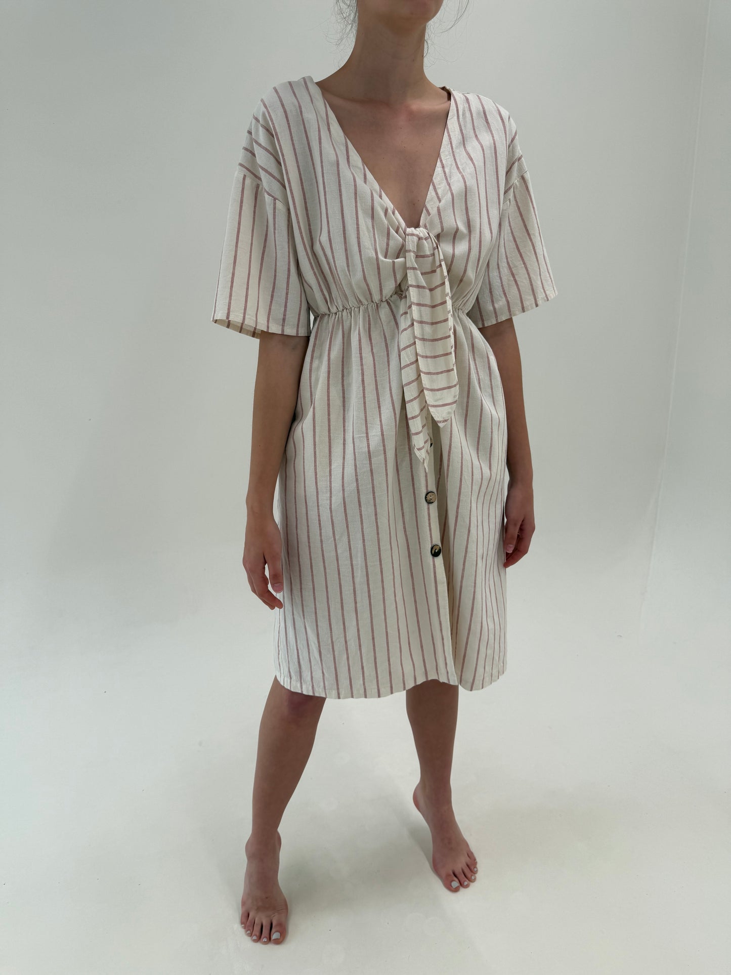 Rochie din pânză de in cu talie ultra înaltă și dungi fine roz verticale