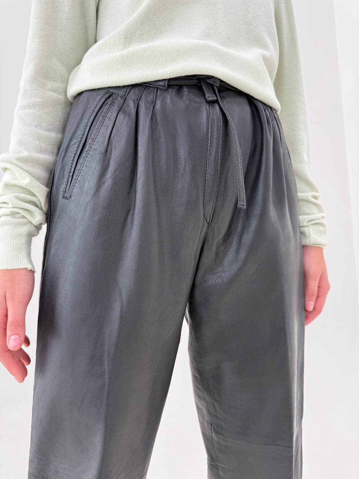 Pantaloni din piele naturală extra moale cu pense și talie ultra înaltă