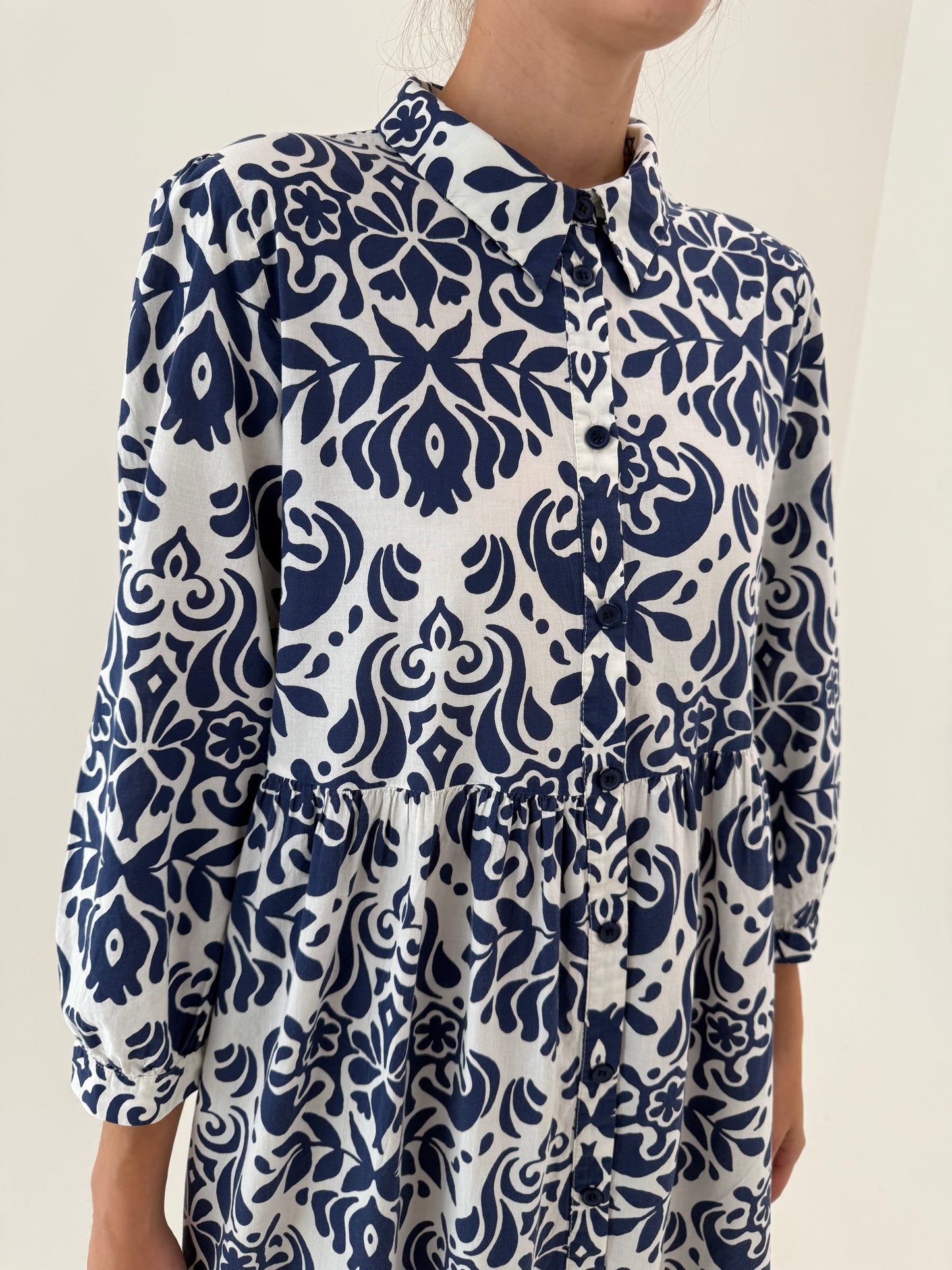 Rochie din bumbac premium cu print albastru cerneală organic stilizat