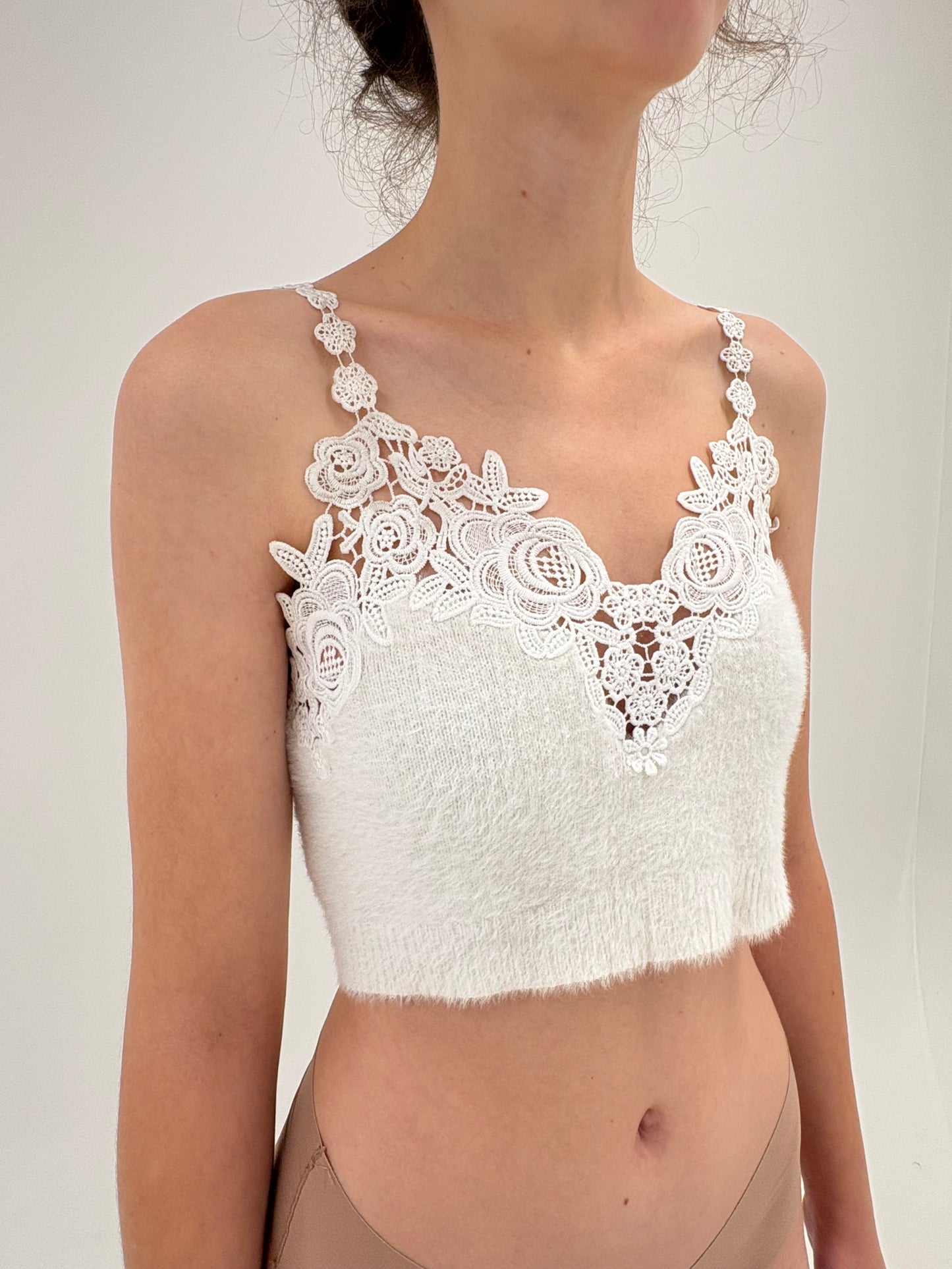 Top din mix de Angora cu inserții din dantelă macrame